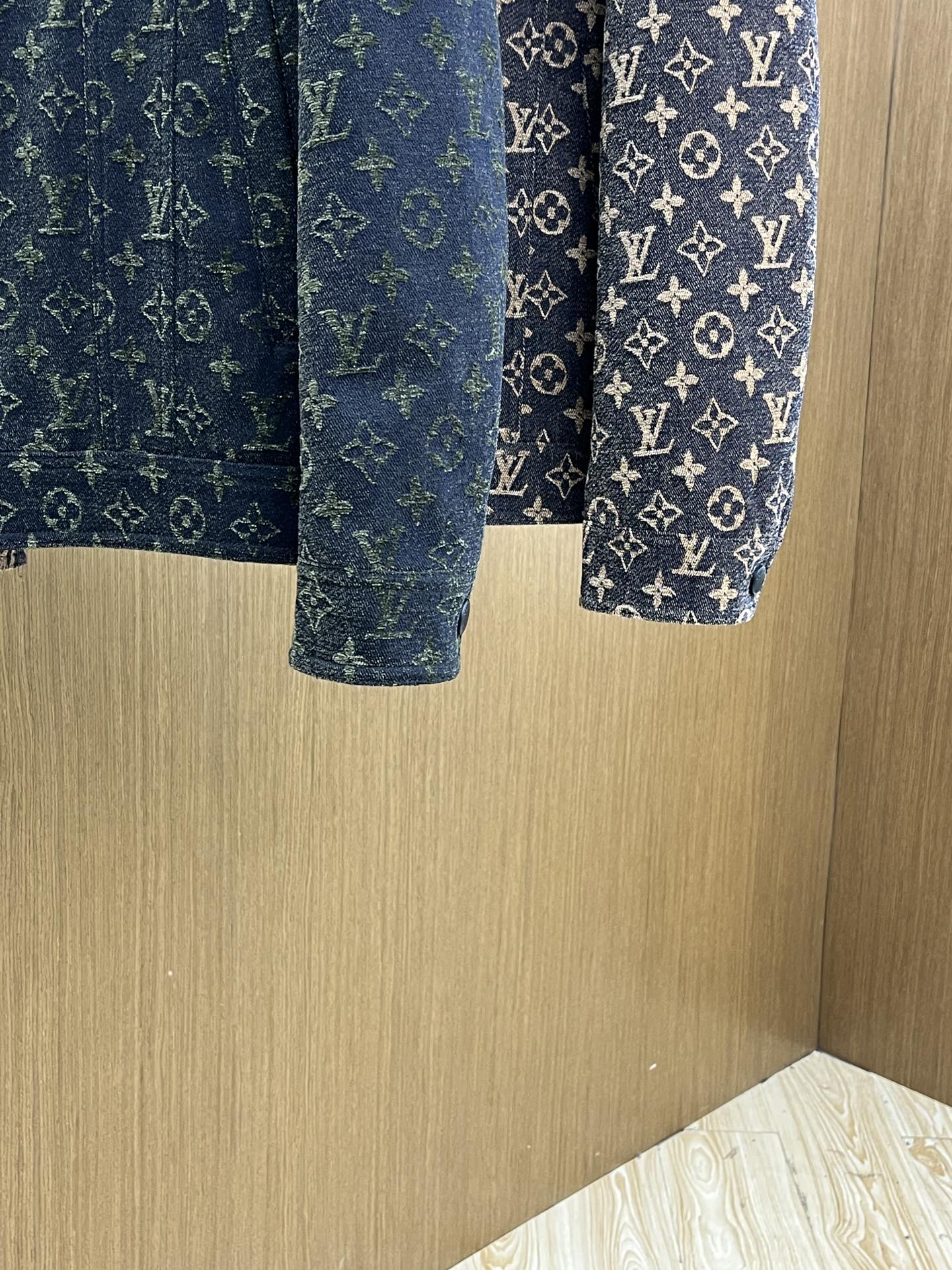 秋冬 LV 🔥🔥ss早秋新款发布驴牌翻领夹克外套，字母提花面料秋季爆款夹薄棉夹克外套，字母满印提花面料夹