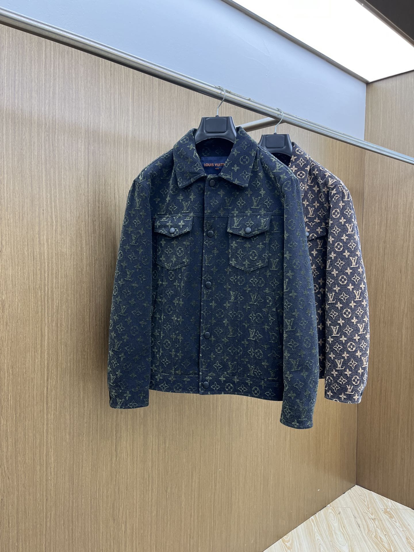 秋冬 LV 🔥🔥ss早秋新款发布驴牌翻领夹克外套，字母提花面料秋季爆款夹薄棉夹克外套，字母满印提花面料夹