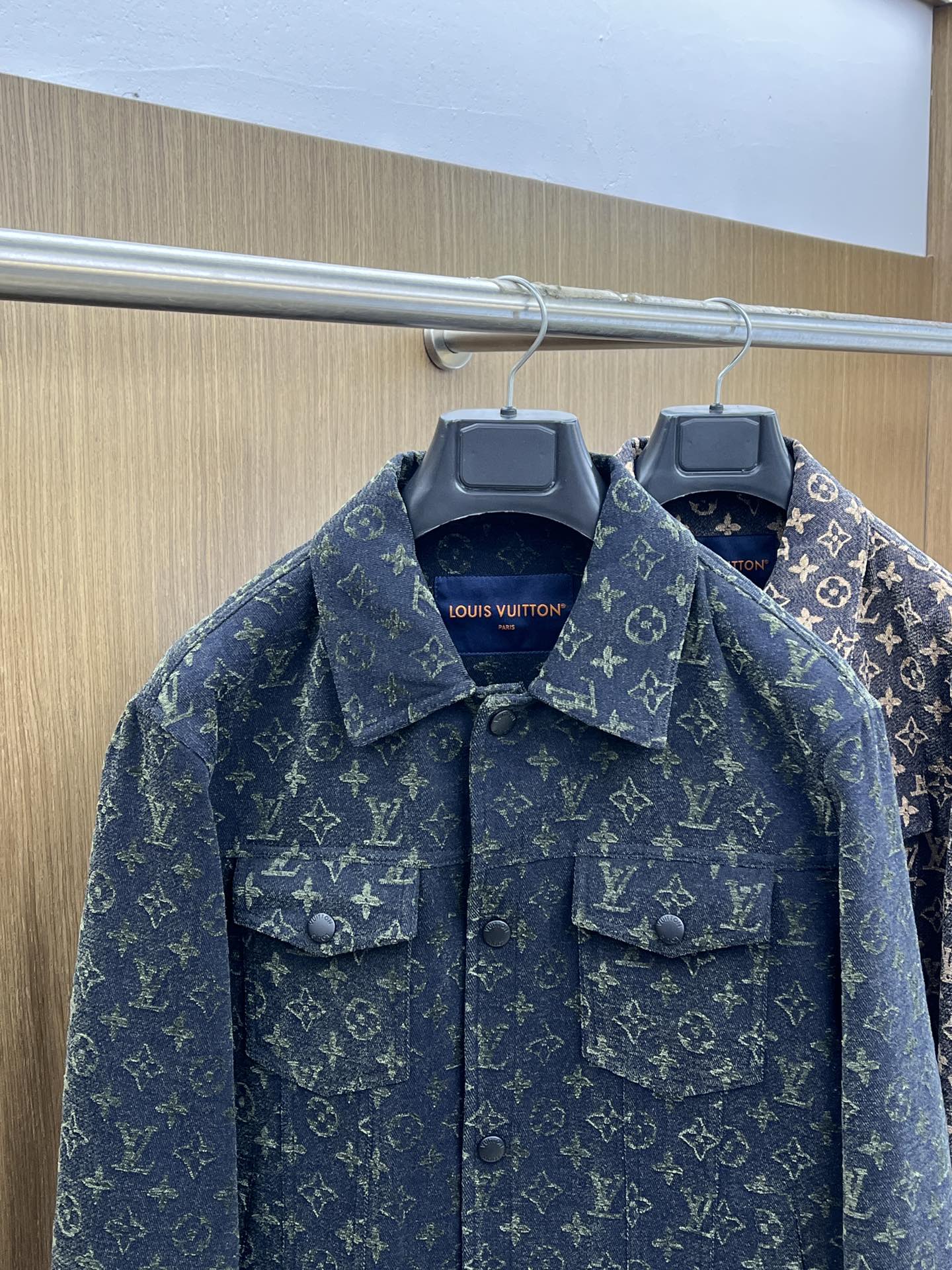 秋冬 LV 🔥🔥ss早秋新款发布驴牌翻领夹克外套，字母提花面料秋季爆款夹薄棉夹克外套，字母满印提花面料夹