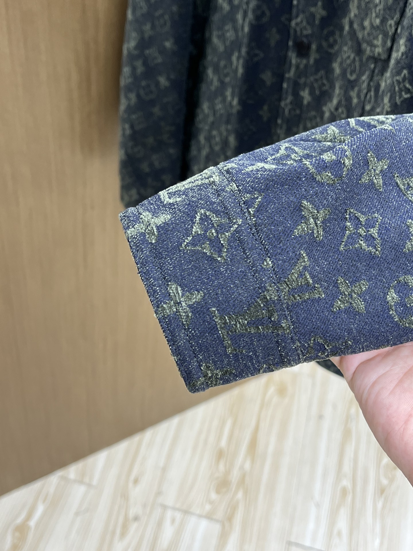 秋冬 LV 🔥🔥ss早秋新款发布驴牌翻领夹克外套，字母提花面料秋季爆款夹薄棉夹克外套，字母满印提花面料夹