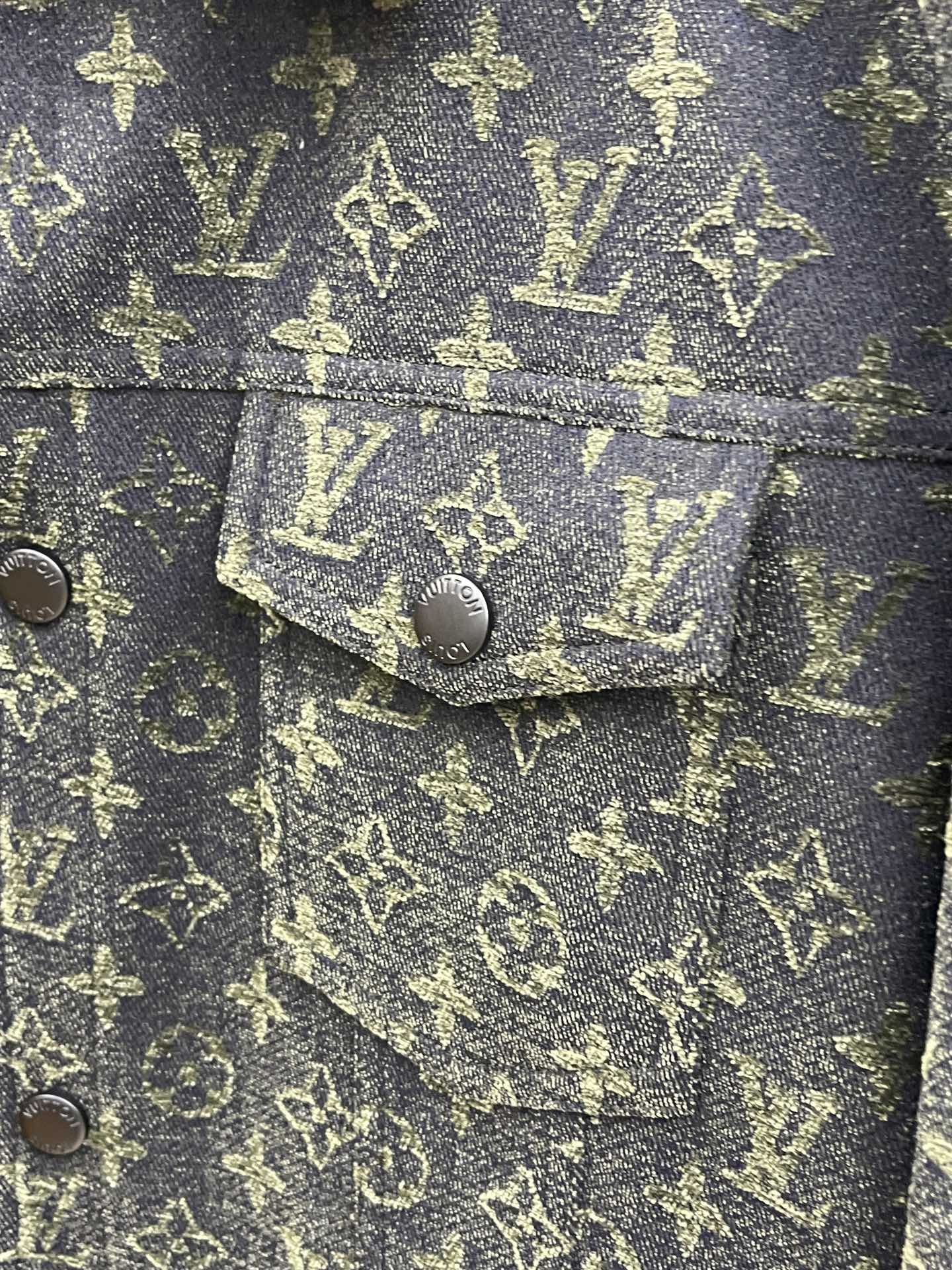 秋冬 LV 🔥🔥ss早秋新款发布驴牌翻领夹克外套，字母提花面料秋季爆款夹薄棉夹克外套，字母满印提花面料夹