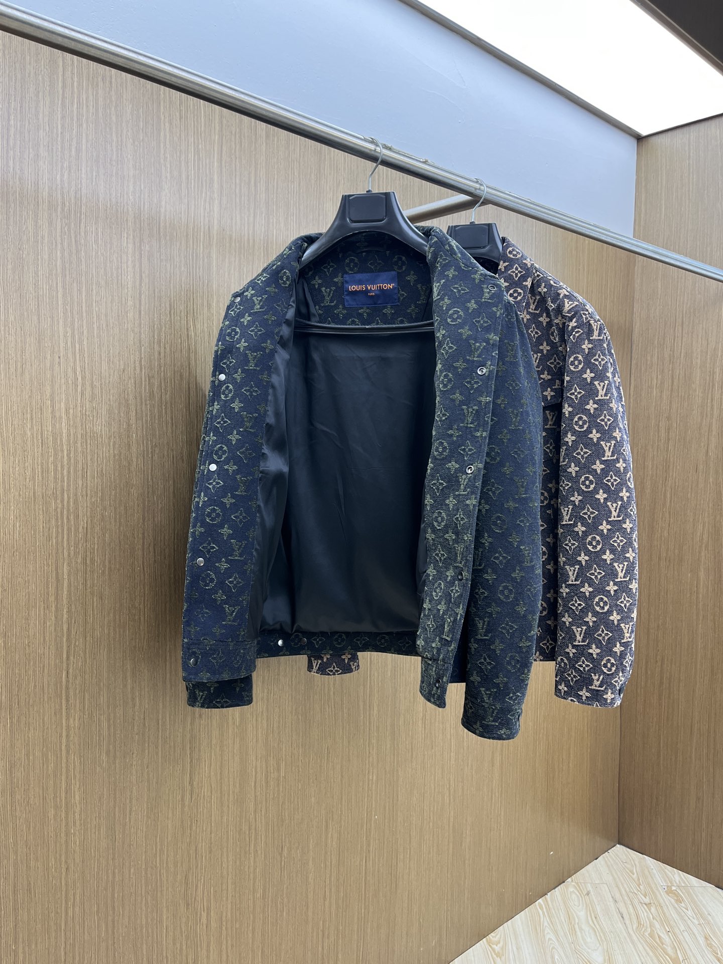 秋冬 LV 🔥🔥ss早秋新款发布驴牌翻领夹克外套，字母提花面料秋季爆款夹薄棉夹克外套，字母满印提花面料夹