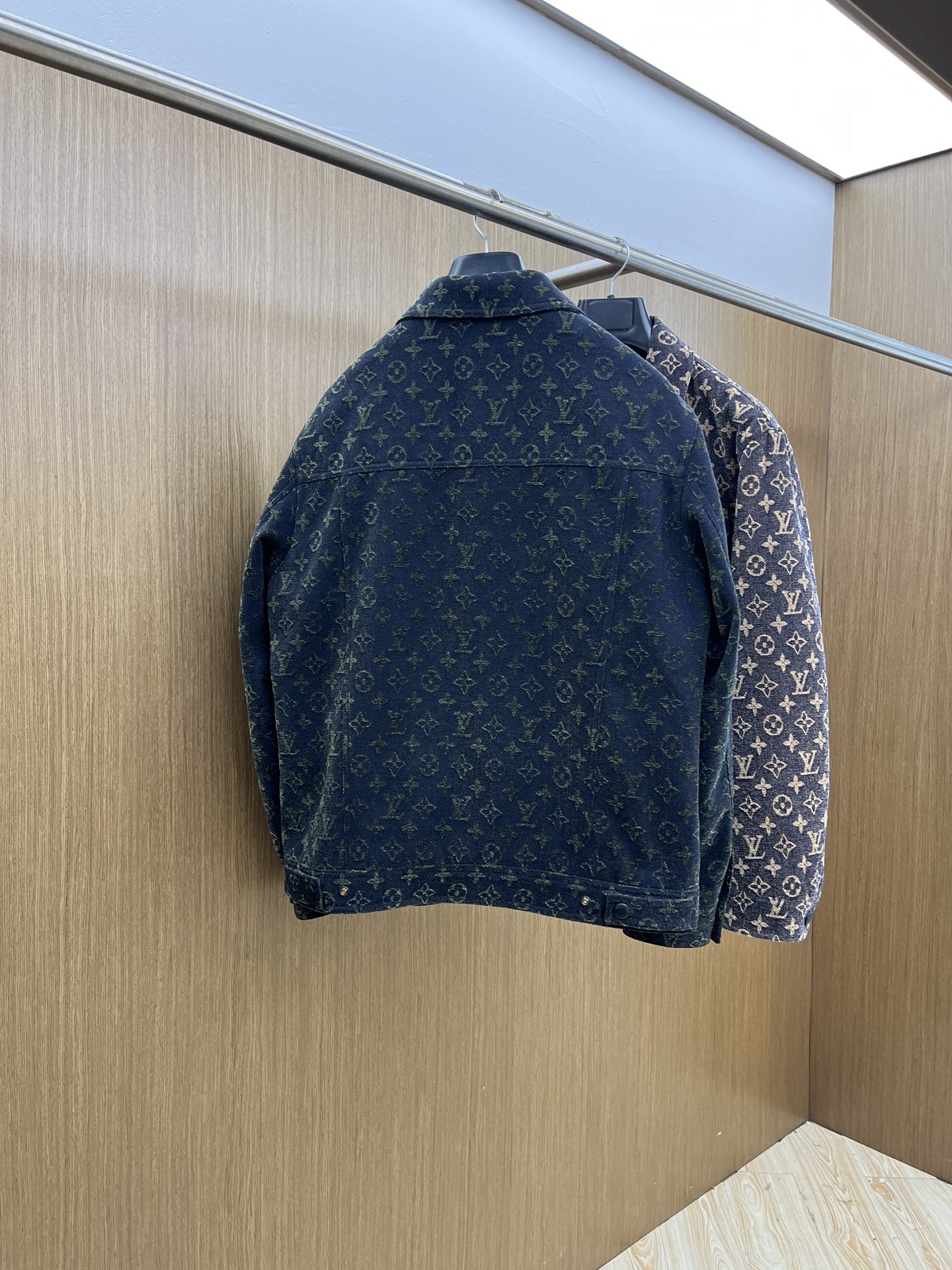 秋冬 LV 🔥🔥ss早秋新款发布驴牌翻领夹克外套，字母提花面料秋季爆款夹薄棉夹克外套，字母满印提花面料夹