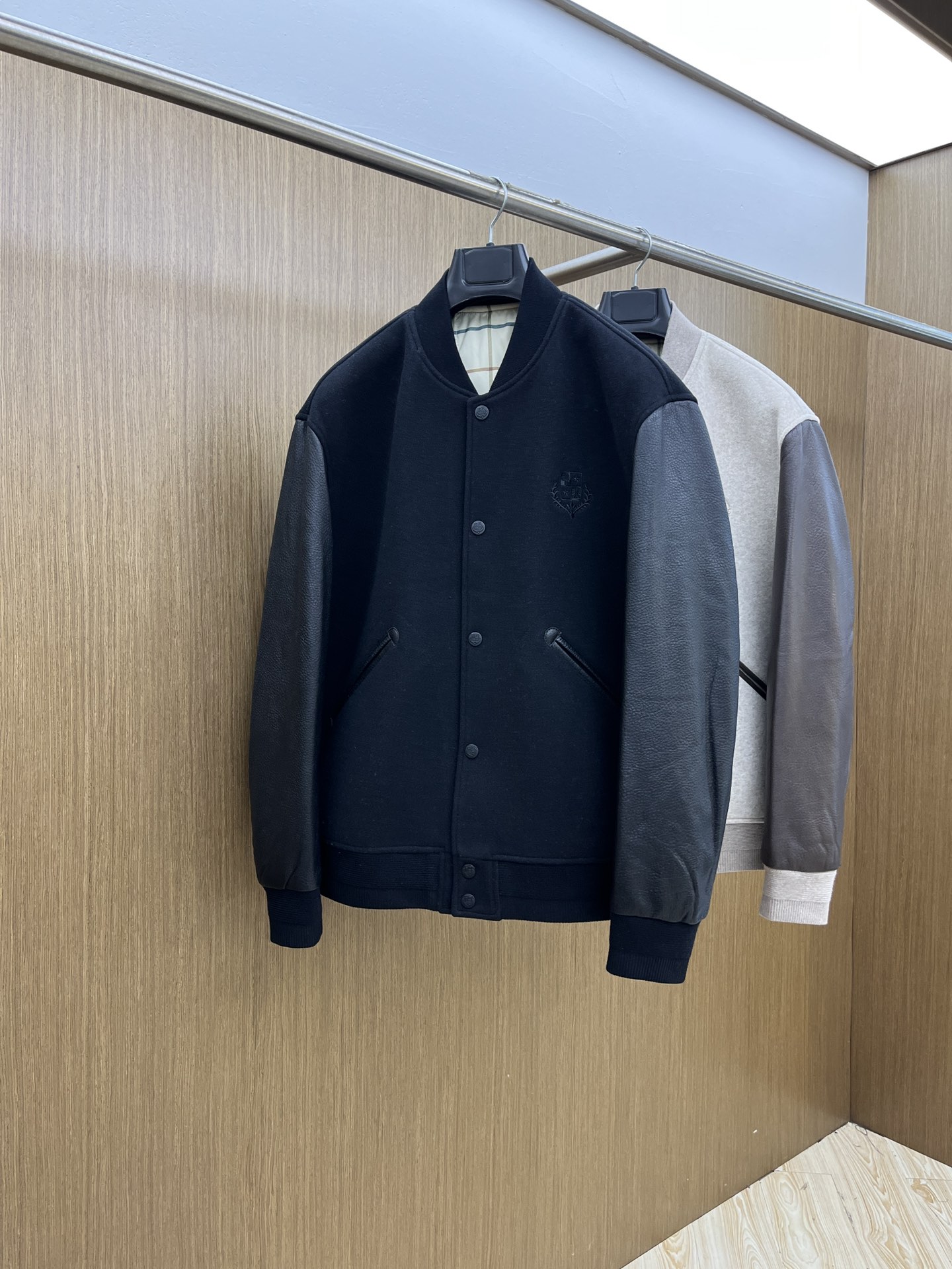 NO:563535,Autumn and Winter LP  FW men's genuine leather spliced woolen casual baseball uniform. A foreign trade product, a heavyweight product, a palace-level beauty. The baseball collar has a regular version, a simple design and a clean cut. It is combined with the overall genuine leather and sheepskin splicing to release freedom and spontaneity. It is not only attractive in appearance, but also very practical. It is easy to move and feels good when worn.  It feels unrestrained, has a similar shape, and the texture is generally not exposed. It feels warm, plump and elastic. It is a high-quality custom fabric that can keep out the cold in the winter in the north and south. It feels warm and comfortable to the touch. The chest is full of luxury and low-key heavy engineering design. The fsh details are exquisite and ingenious. The color is not only versatile but also very high-end, and the upper body is full of style.  Size 48-56,,loro piana,sheepskin,alexander wang19860909秋冬 LP FW男士真皮拼接毛呢休闲棒球服.洋行贸易货,重磅级臻品,殿堂级品鉴尤物.棒球领常规的版型,简约设计剪裁干净利落的同时,结合整体真皮绵羊皮的拼接,洒脱与率性释放出来,不仅耐看,实用性也是很好的,便于活动,穿上身感觉无拘无束,形似,织纹一般不显露,手感温暖、丰满、富有弹性,是一款南北方冬天可以御寒的,高品质定面料,触感温暖手感舒服,胸前充满奢华感又低调的重工设计,fsh细节匠心考究,颜色不仅百搭还非常显高级,上身款型十足. 尺码48-56,,loro piana,sheepskin,alexander wang,Men's clothing