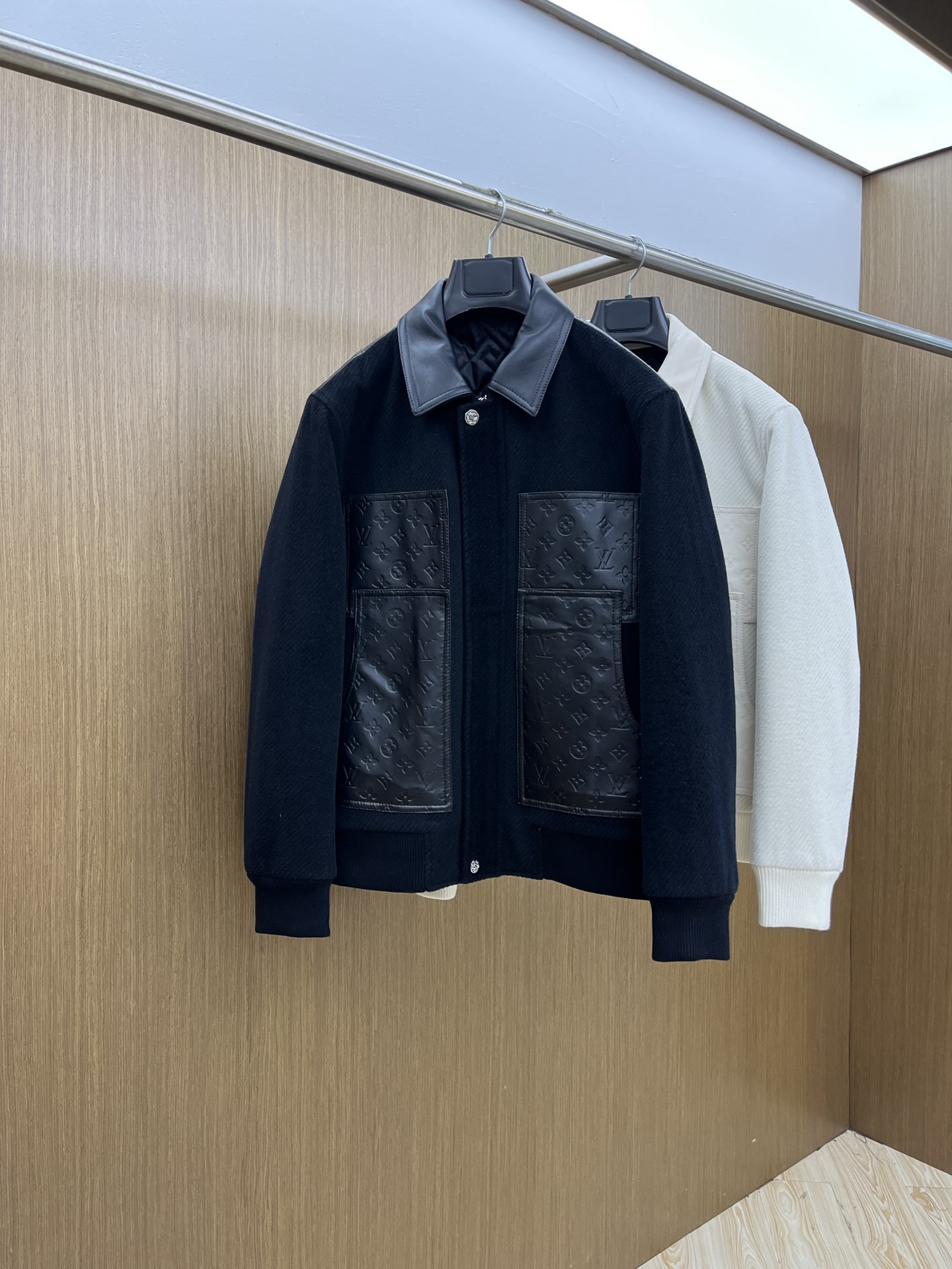 NO:563542,Autumn and winter LV Lvjia lapel style is an eye-catching fashion item with retro fashion feelings. The fashionable leather casual jacket reveals a light and luxurious life attitude in leisure. At first glance, you can tell that you are a fashionista with strong independent opinions. Original model opening  Quilted design, imported lambskin splicing. Luxurious brands often pay attention to the style and leather. This large-body fabric is made of imported sheepskin and feels soft and delicate. FSH is very comfortable and soft to wear on the body, and it is in line with today's relaxed and unrestrained style, full of free and easy travel. I will definitely love this kind of fabric splicing. Dear friends, hurry up and get it!  Size 48-56,,louis vuitton,louis vuitton,louis vuitton,jackets & coats,sheepskin,alexander wang19860909秋冬 LV 驴家翻领款自带复古时尚情怀的一款吸睛时尚单品时尚拼皮休闲夹克,休闲中流露出轻奢感的生活态度,一看就是很有主见的时髦品味大咖. 原版开模 夹棉设计,进口小羊皮拼接奢侈大牌考究往往是版型和皮料.这款大身面料是进口绵羊皮面料手感软细腻,fsh穿在身上很舒服柔和,又符合现在的轻松不拘束,充满洒脱随行的风格.这种面料拼接穿上绝对爱了亲们抓紧入手！ 码数48-56,,louis vuitton,louis vuitton,louis vuitton,jackets & coats,sheepskin,alexander wang,Men's clothing