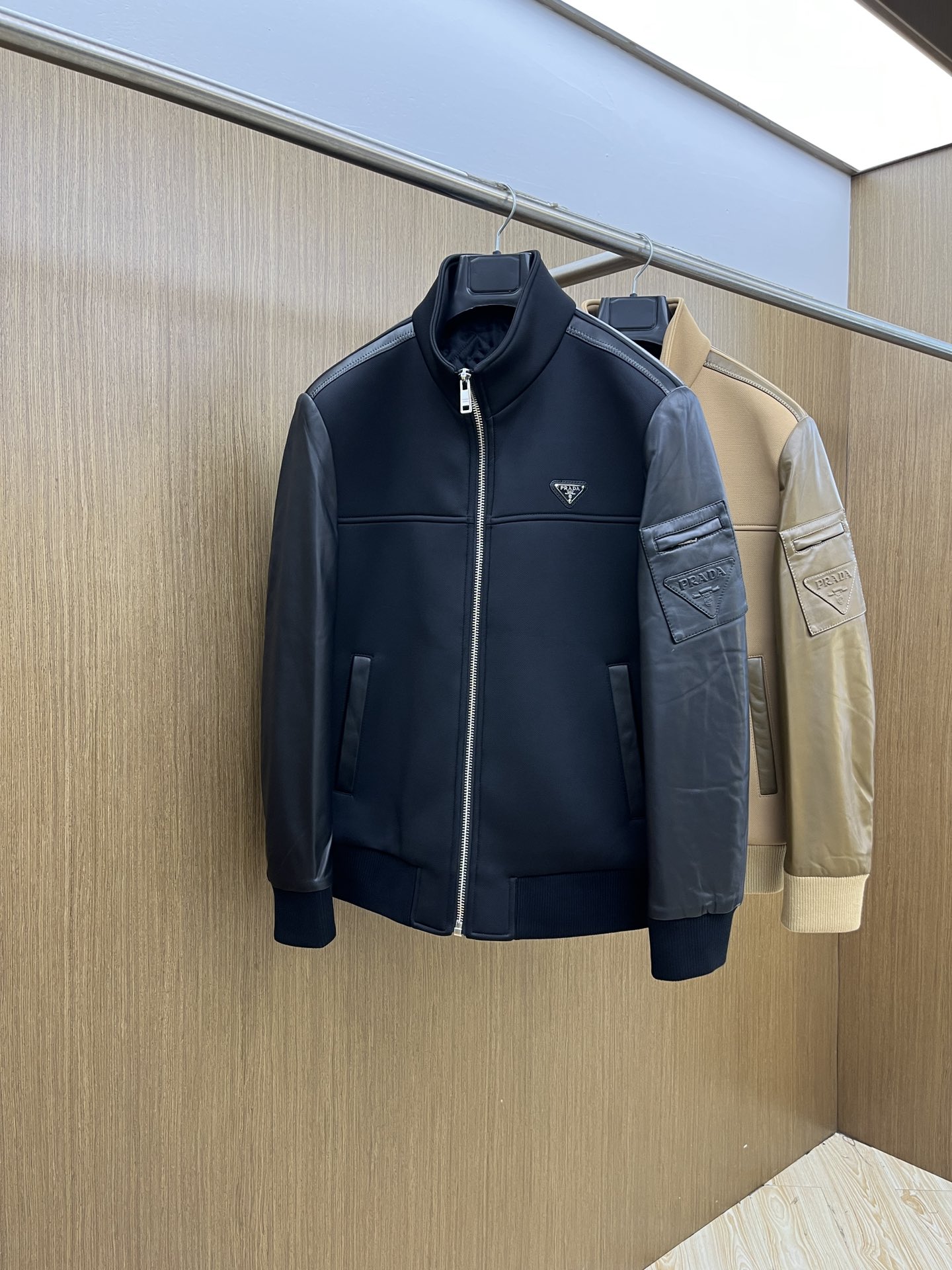 NO:563548,Autumn and winter PD 1955P stand collar style is an eye-catching fashion item with retro fashion feelings. Fashionable leather casual jacket. It reveals a light and luxurious life attitude in leisure. At first glance, you can tell that you are a fashionista with strong independent opinions. Original model opening  Quilted design, imported lambskin splicing. Luxury big brands often pay attention to the style and leather. This large-body fabric is made of imported sheepskin and feels soft and delicate. FSH is very comfortable and soft to wear on the body, and it is in line with today's relaxed and unrestrained style, full of free and easy travel. I will definitely love this kind of fabric splicing. Dear friends, hurry up and get it!  Size 48-56,,jackets & coats,sheepskin,alexander wang19860909秋冬 PD 1955P家立领款自带复古时尚情怀的一款吸睛时尚单品时尚拼皮休闲夹克,休闲中流露出轻奢感的生活态度,一看就是很有主见的时髦品味大咖. 原版开模 夹棉设计,进口小羊皮拼接奢侈大牌考究往往是版型和皮料.这款大身面料是进口绵羊皮面料手感软细腻,fsh穿在身上很舒服柔和,又符合现在的轻松不拘束,充满洒脱随行的风格.这种面料拼接穿上绝对爱了亲们抓紧入手！ 码数48-56,,jackets & coats,sheepskin,alexander wang,Men's clothing