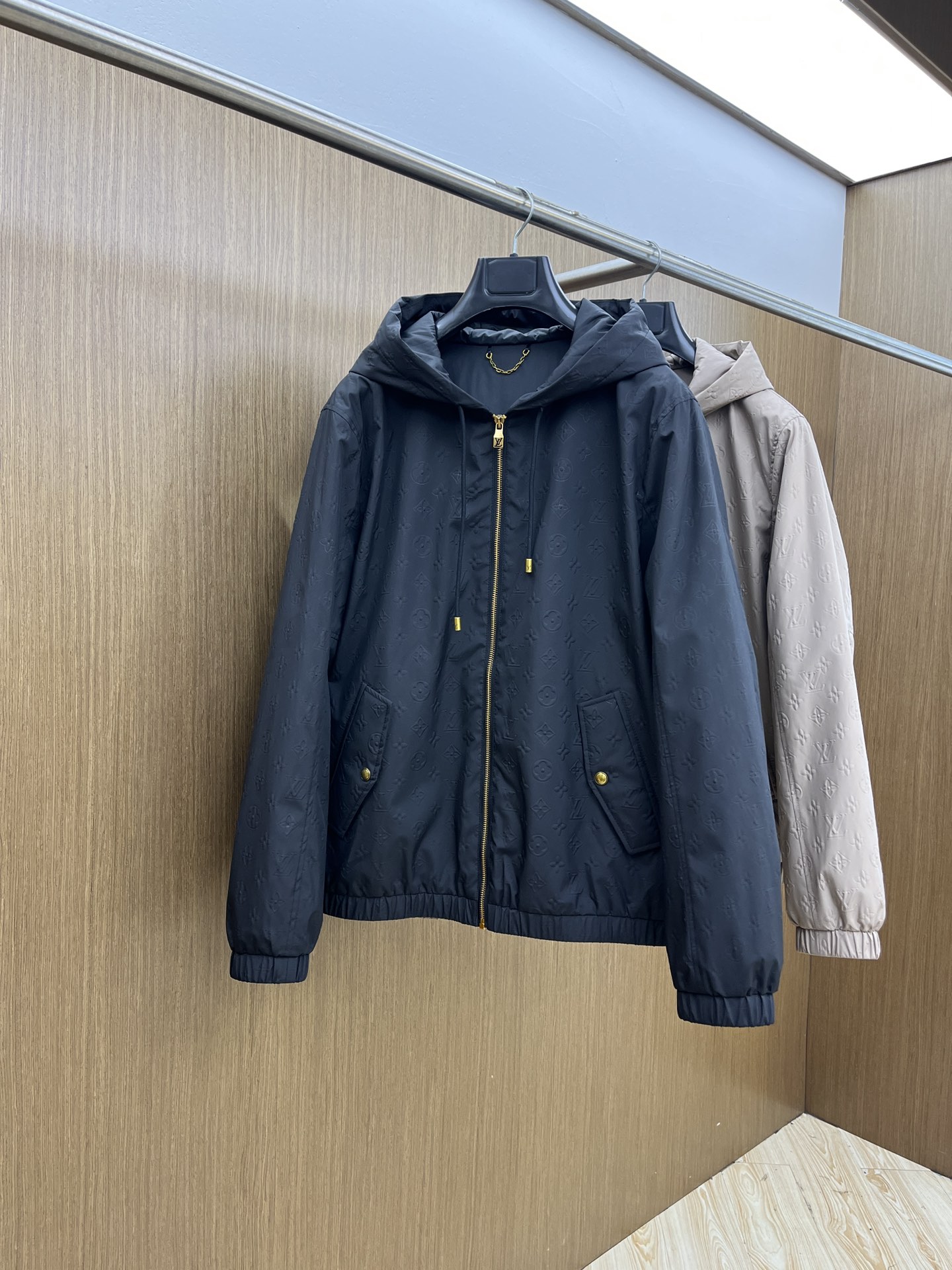 NO:563555,Autumn and winter LV 1955ss early autumn new model released Donkey brand hooded jacket, autumn hot-selling thin cotton jacket, LV letter jacquard fabric design is comfortable and slim when worn, lazy and casual, fsh combined with clean and simple colors is particularly attractive and suitable for daily wear~ We are launching sports items decorated with vibrant prints!  Size M-3XL,,louis vuitton,louis vuitton,jackets & coats,jackets & coats,hats,alexander wang19860909秋冬 LV 1955ss早秋新款发布 驴牌连帽夹克外套,秋季爆款夹薄棉夹克外套,LV字母提花面料设计穿上就是舒适自在又显瘦的存在,慵懒而随性,fsh结合干净简单的色系就特别耐看,适合日常穿着~倾情推出缀饰活力印花的运动单品！ 尺码M-3XL,,louis vuitton,louis vuitton,jackets & coats,jackets & coats,hats,alexander wang,Men's clothing