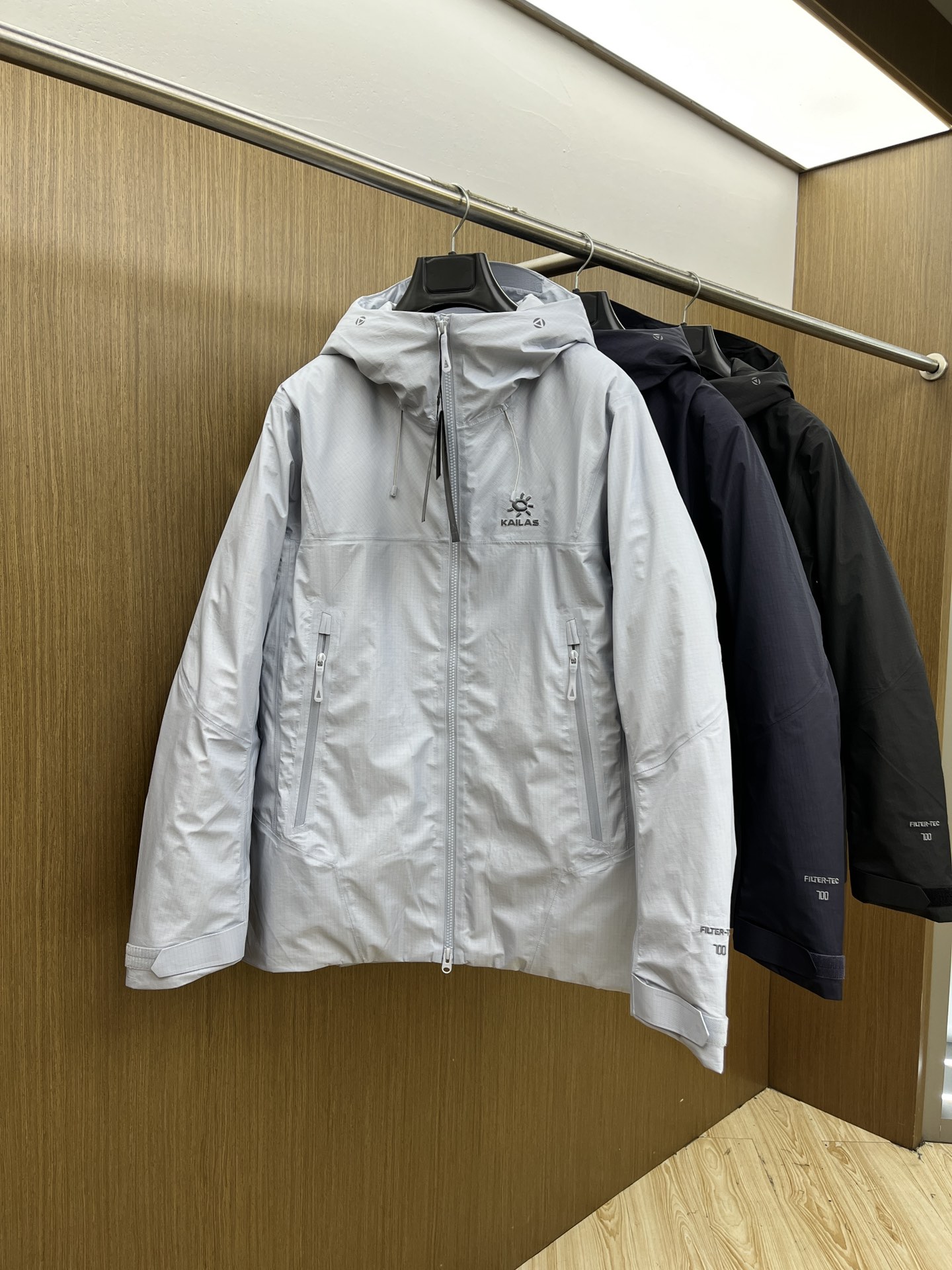 NO:565652,Autumn and winter down KAILAS/Kailas 25FW men's and women's windproof and waterproof outdoor skiing couple's model can be compared to Arc'teryx's shopping mall, a high-end top version with worry-free after-sales service  A hard shell belonging to China, this hard shell is inspired by the Aspen Snowmass Ski Resort in Colorado, USA, a high-end luxury ski resort in North America favored by professional skiers, world celebrities and Hollywood stars, so it is named Aspen Hard Shell.  Each color has its own power. As day and night change, the color blooms with amazing vitality and beauty in international ski resorts. It has hard-shell comprehensive protection, provides all-weather protection and excellent warmth in cold and changeable weather, attracting ski enthusiasts to explore the unforgettable color they encounter.  Fabric + Features:    FILTER-TEC technical fabrics, protective fabrics with waterproof gluing technology, can cope with the test of storms and snow brought by changing climates, and are windproof and breathable for a better wearing experience. 700+ high-loft duck down, duck down, lightweight and temperature-locking, velvet content 90, excellent warmth. Long-lasting comfort, waterproof, water-proof, windproof, breathable, lightweight, tear-resistant and wear-resistant, CoreHeat heating, core temperature locking, heat circulation, all-round warmth. This unique feature is equipped with graphene heat reflection CoreHeat  Function. This function can lock in temperature and store heat in the core area, further improving the thermal insulation ability and keeping the wearer warm even in cold environments.  Curved brim, shielding from wind and snow, adjustable three-dimensional hood, fits the head to prevent wind and warmth, adjustable hem design. The precision embroidery on the chest adopts the top Tajima embroidery machine imported from Japan, which can adjust the temperature. Breathable zippers under the armpits, two-way opening and closing for efficient heat dissipation. Flexible access, compatibility, easy access, and hands-on warmth in cold environments. The adjustable sleeve loops are upgraded for better fit and stronger protection. The Velcro coverage area is increased, making it easier to fit with one hand.  Ergonomic design for outdoor sports improves sports performance. The hem can be adjusted with one hand to prevent wind and backflow. The drawstring at the hem can be easily adjusted with one hand. Built-in removable foam prevents upward sliding when wearing a safety belt. Professional ventilation zipper system under the armpits, two-way opening and closing, rapid ventilation and heat dissipation, timely recovery of dryness and comfort, avoiding repeated unpacking and putting on and taking off. 360° three-dimensional hood, the hood is compatible with the movement of the face. The hood design has an adjustable drawstring, which is compatible with warmth.   Suitable for Asian people. Function + fit. Style motorcycle style, skiing and outdoor. Suitable for skiing and traveling, mountain life, urban daily life. Loose fit. Craftsmanship: This product uses FILTER-TEC technology fabric, protective fabric waterproof gluing process to cope with the storms and snow challenges brought by changeable climates. At the same time, it is windproof and breathable for a better wearing experience. 700+ high-loft goose down, goose down, lightweight temperature locking, velvet content 90, excellent warmth retention.  Long-lasting comfort, water-proof, windproof, breathable, lightweight, tear-resistant and wear-resistant, CoreHeat heating, core temperature locking, heat circulation, all-round warmth, this is a good-looking goose down jacket, four very personalized and gorgeous colors, make you feel different, this meaning has its own aesthetic and unique design, wt is also very professional in the outdoor industry, and can be called the best in China. Color Black Gray   Blue Sizes S-XXL,arc'teryx,down jacket,hats,alexander wang19860909秋冬羽绒 KAILAS /凯乐石25FW男女款防风防水户外滑雪情侣款可以媲美始祖鸟大买菜的一款高端 顶级版本 售后无忧 属于中国的硬壳,这款灵感源自于美国科罗拉多州阿斯本山滑雪场(AspenSnowmass),备受专业滑雪人士、世界名流与好莱坞明星青睐的北美高端奢华滑雪胜地,所以命名为阿斯本硬壳,每个色彩都有自己的力量,随昼夜更替,色彩在国际滑雪场绽放出令人惊叹的生命力与美感,拥有硬壳级全面防护的,在寒冷多变天气提全天候保护及卓越保暖,吸引滑雪爱好者去探寻相遇那一抹难忘的色彩. 面料+特点:  FILTER-TEC科技面料,防护面料防水压胶工艺,应对多变气候带来的暴风雨雪考验,同时防风透气带来更好的穿着体验,700+高蓬鸭绒,鸭绒,轻盈锁温,绒子含量90,卓越保暖 持久舒适防,水、防风、透气、轻量、抗撕裂耐磨,CoreHeat升温,核心锁温 热量循环全方位保暖 这款独特搭载了石墨烯热反射 CoreHeat 功能.该功能可以在核心区域锁温蓄热,进一步提升了的保暖能力,即使在寒冷的环境中,也能让穿着者保持温暖． 弧形帽檐,遮蔽风雪,可调节立体风帽,贴合头部防风保暖,可调下摆设计 胸前精密刺绣采用日本进口顶尖田岛刺绣机,  调节控温,腋下透气拉链,双向开合高效散热  灵活取物,兼容,轻松取物,严寒环境插手取暖  调节袖袢升级,更贴合强防护,增加魔术贴覆盖区域,单手操作更容易贴合 户外运动人体工学设计,提升运动表现  可单手调节下摆,防风倒灌,下摆抽绳可单手轻松调节,内置可拆卸泡棉,防止穿着安全带时向上滑移 腋下专业通风拉链透汽系统,双向开合,迅速通风散热,及时恢复干爽舒适,避免反复卸包和穿脱, 360°三维风帽,帽随脸动可兼容,连帽设计可调抽绳,保暖兼容 适合亚洲人群 功能＋版型 风格机车风、滑雪户外 适合场地滑雪旅行 山地生活 城市日常 版型宽松版型 工艺: 这款采用FILTER-TEC科技面料,防护面料防水压胶工艺,应对多变气候带来的暴风雨雪考验,同时防风透气带来更好的穿着体验,700+高蓬鹅绒,鹅绒,轻盈锁温,绒子含量90,卓越保暖 持久舒适防,水、防风、透气、轻量、抗撕裂耐磨,CoreHeat升温,核心锁温 热量循环全方位保暖,这是一款好看到爆炸的鹅绒服,非常个性艳丽的四个颜色,让你感受到与众不同,这款的意义有着自己的审美和独到的设计,wt在户外行业也是相当专业,堪称中国最牛的的 颜色 黑色 灰色 蓝色 尺码S-XXL,arc'teryx,down jacket,hats,alexander wang,Men's clothing