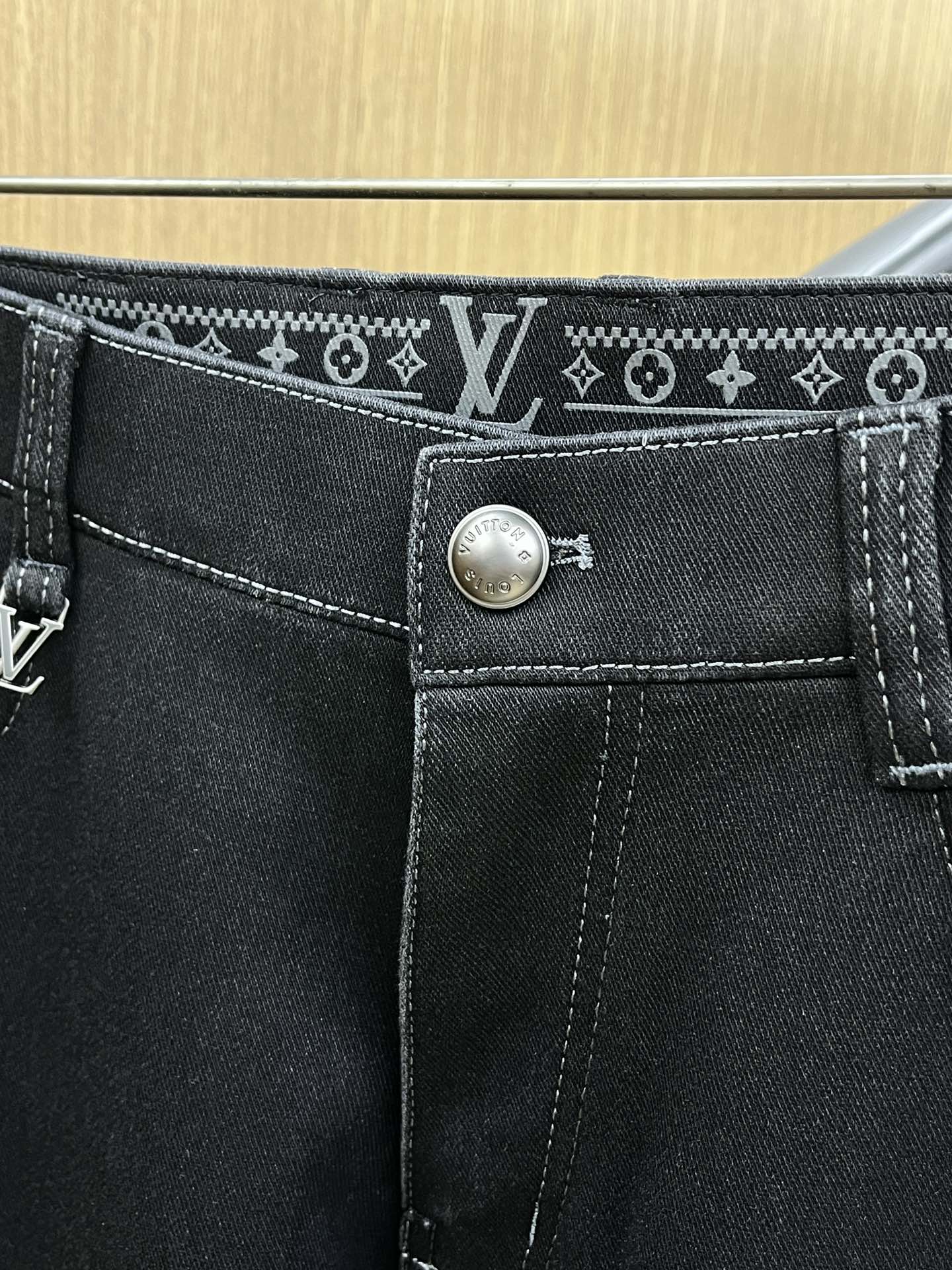 秋冬 VLTN 🔥🔥秋冬新品休闲牛仔裤 官网同步发售，裤身工艺设计，进口客供辅料、面料定制，代工厂出品免