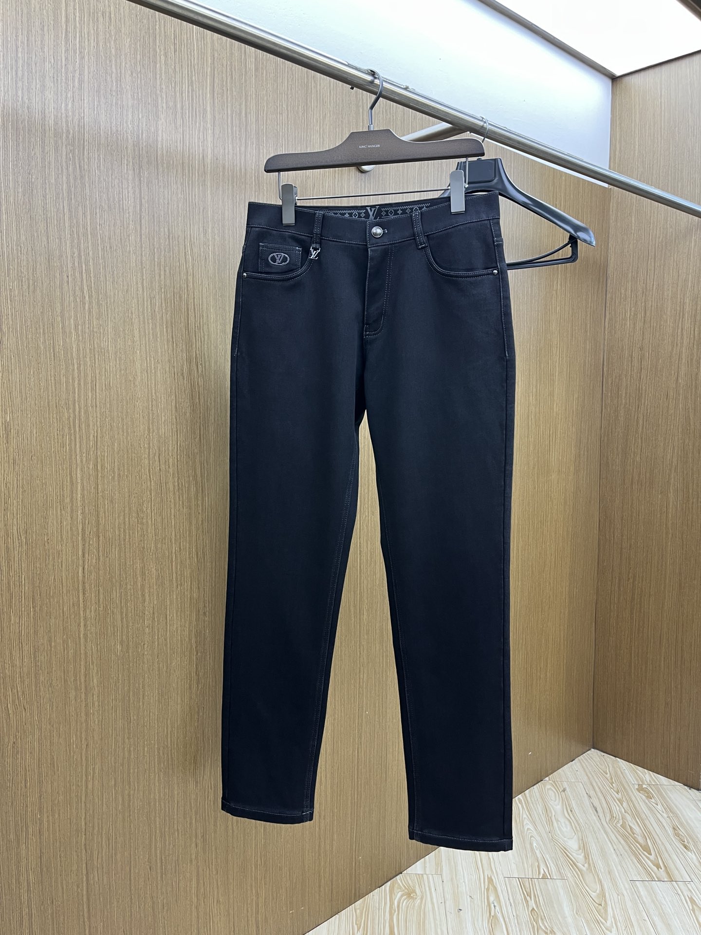 秋冬 VLTN 🔥🔥秋冬新品休闲牛仔裤 官网同步发售，裤身工艺设计，进口客供辅料、面料定制，代工厂出品免