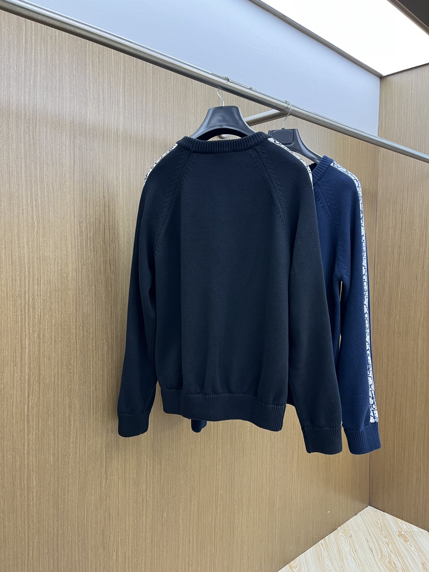 Dior迪奥秋冬经典男士针织长袖拼接圆领套头毛衣这款针织衫向经典图案致敬。采用棉质平纹针织面料精心制作，