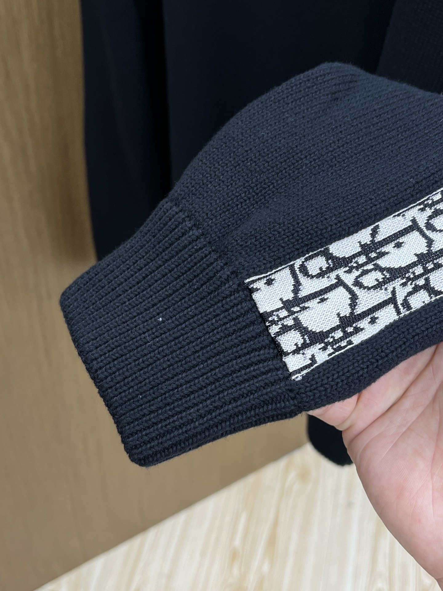 Dior迪奥秋冬经典男士针织长袖拼接圆领套头毛衣这款针织衫向经典图案致敬。采用棉质平纹针织面料精心制作，