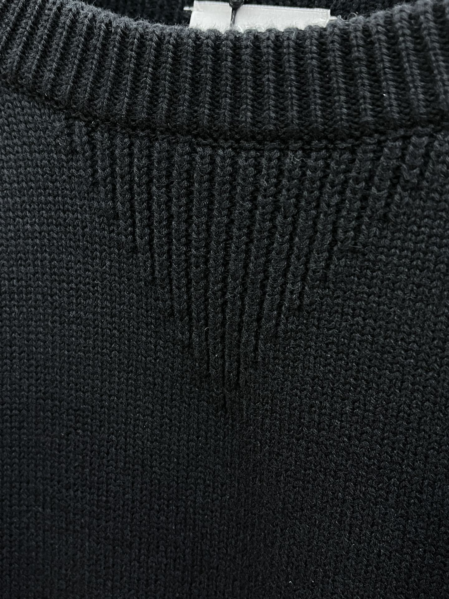 Dior迪奥秋冬经典男士针织长袖拼接圆领套头毛衣这款针织衫向经典图案致敬。采用棉质平纹针织面料精心制作，