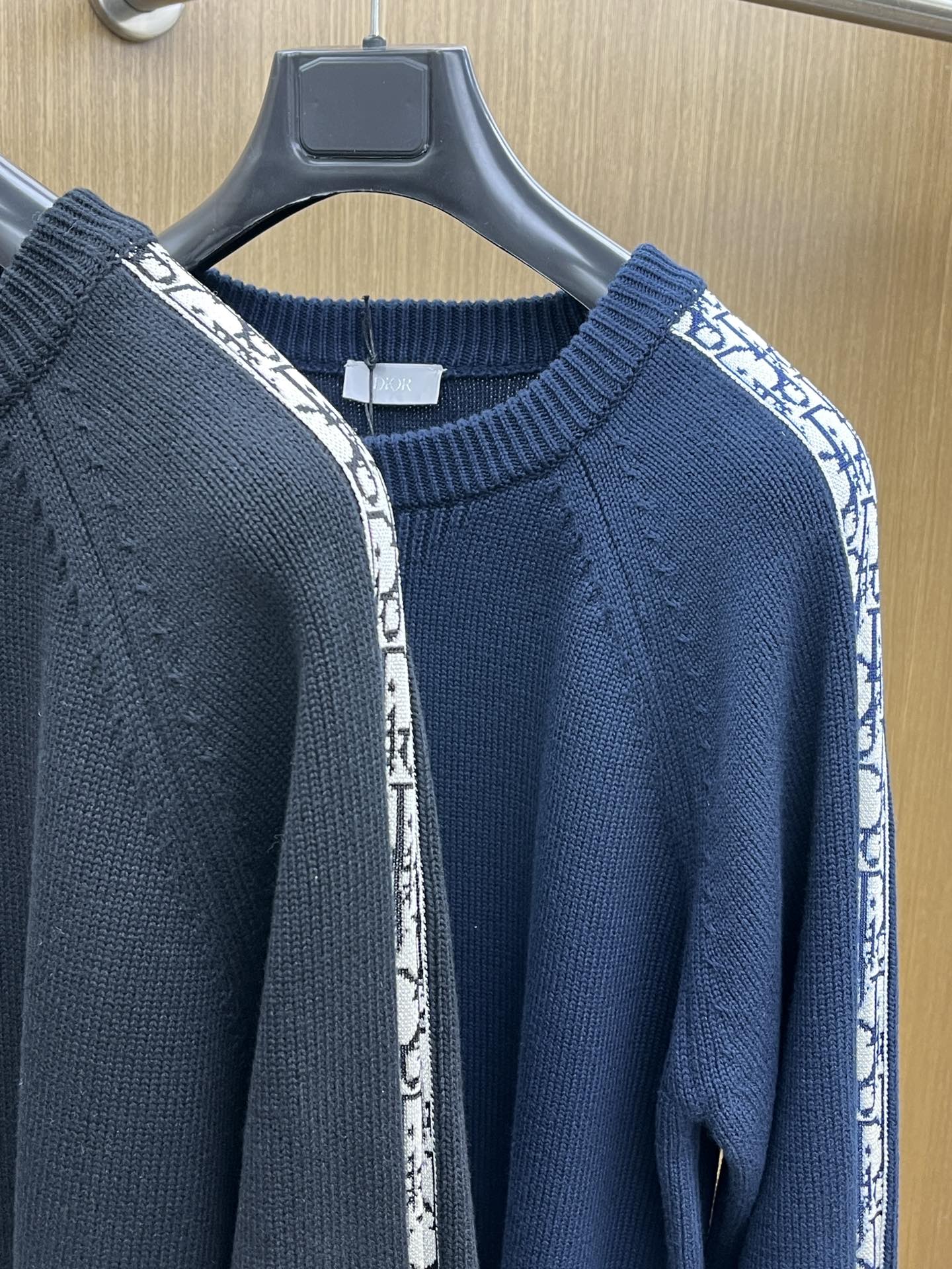 Dior迪奥秋冬经典男士针织长袖拼接圆领套头毛衣这款针织衫向经典图案致敬。采用棉质平纹针织面料精心制作，
