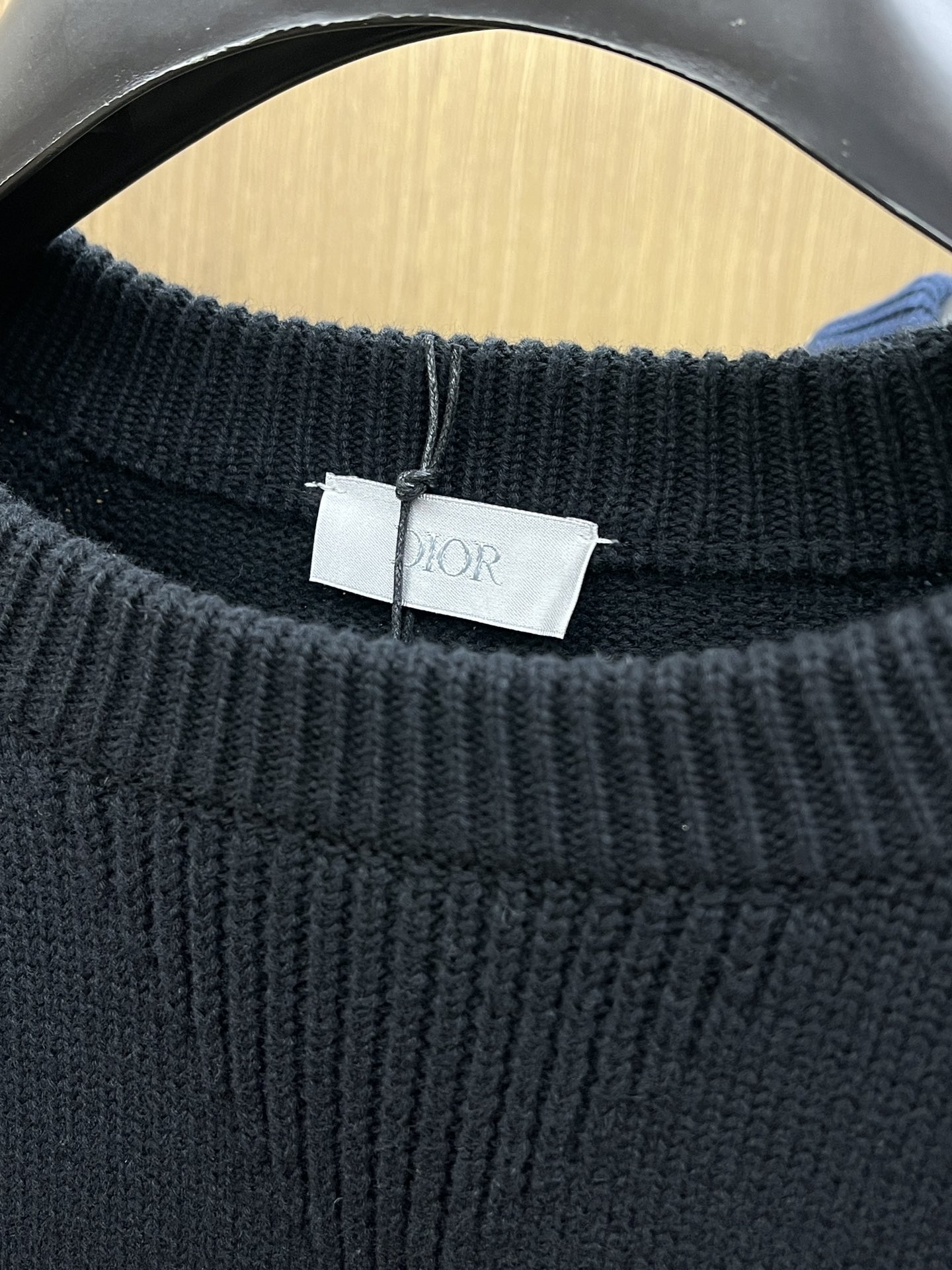 Dior迪奥秋冬经典男士针织长袖拼接圆领套头毛衣这款针织衫向经典图案致敬。采用棉质平纹针织面料精心制作，