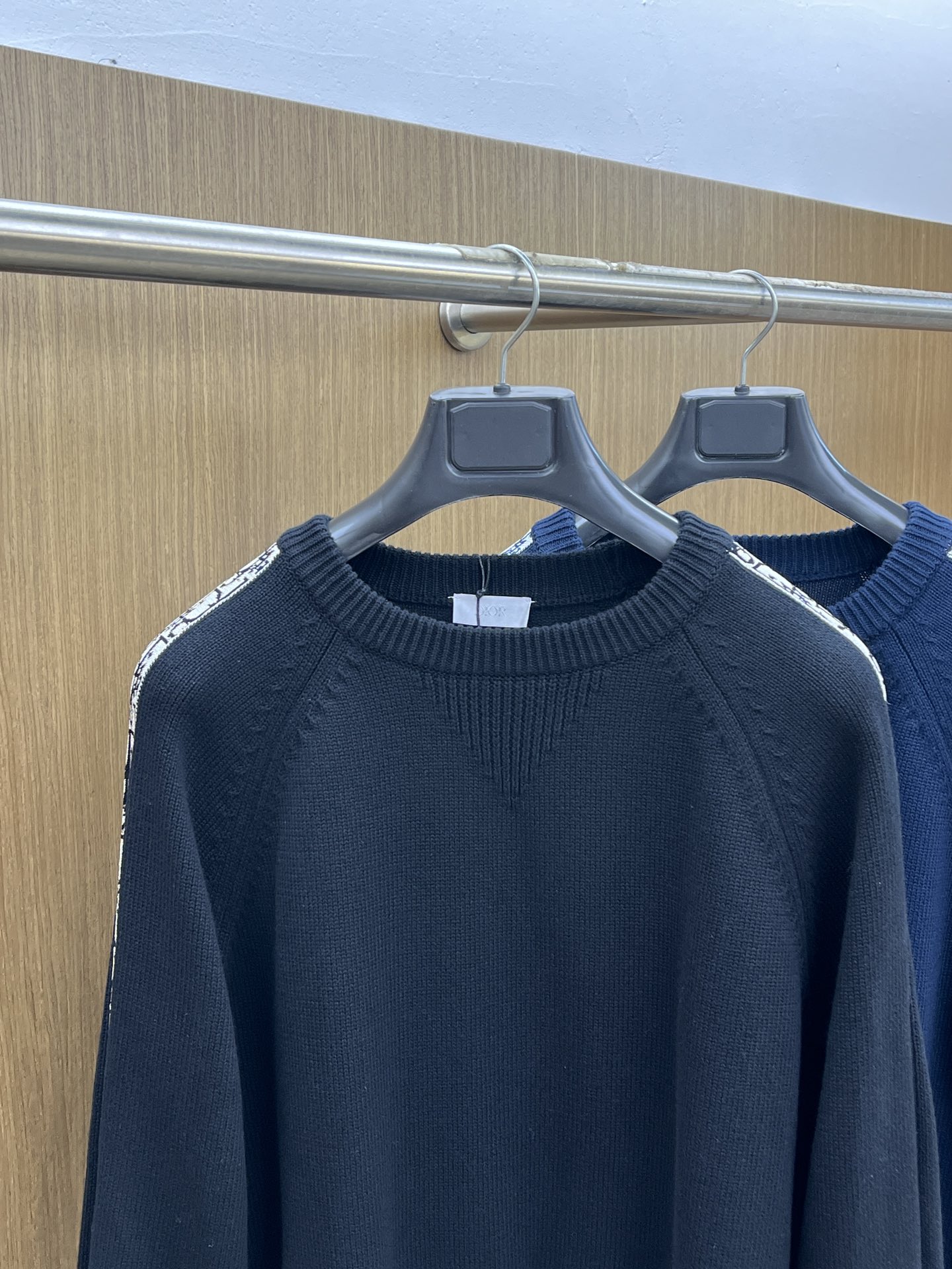 Dior迪奥秋冬经典男士针织长袖拼接圆领套头毛衣这款针织衫向经典图案致敬。采用棉质平纹针织面料精心制作，