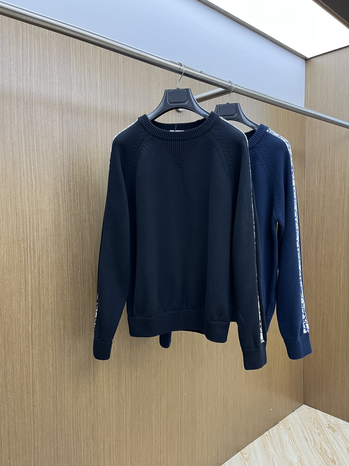 Dior迪奥秋冬经典男士针织长袖拼接圆领套头毛衣这款针织衫向经典图案致敬。采用棉质平纹针织面料精心制作，