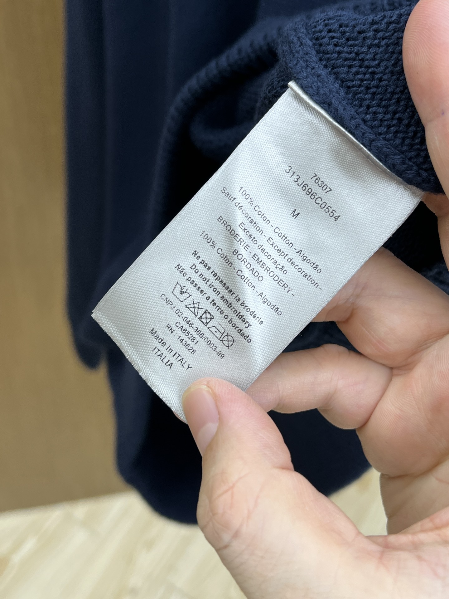 Dior迪奥秋冬经典男士针织长袖拼接圆领套头毛衣这款针织衫向经典图案致敬。采用棉质平纹针织面料精心制作，