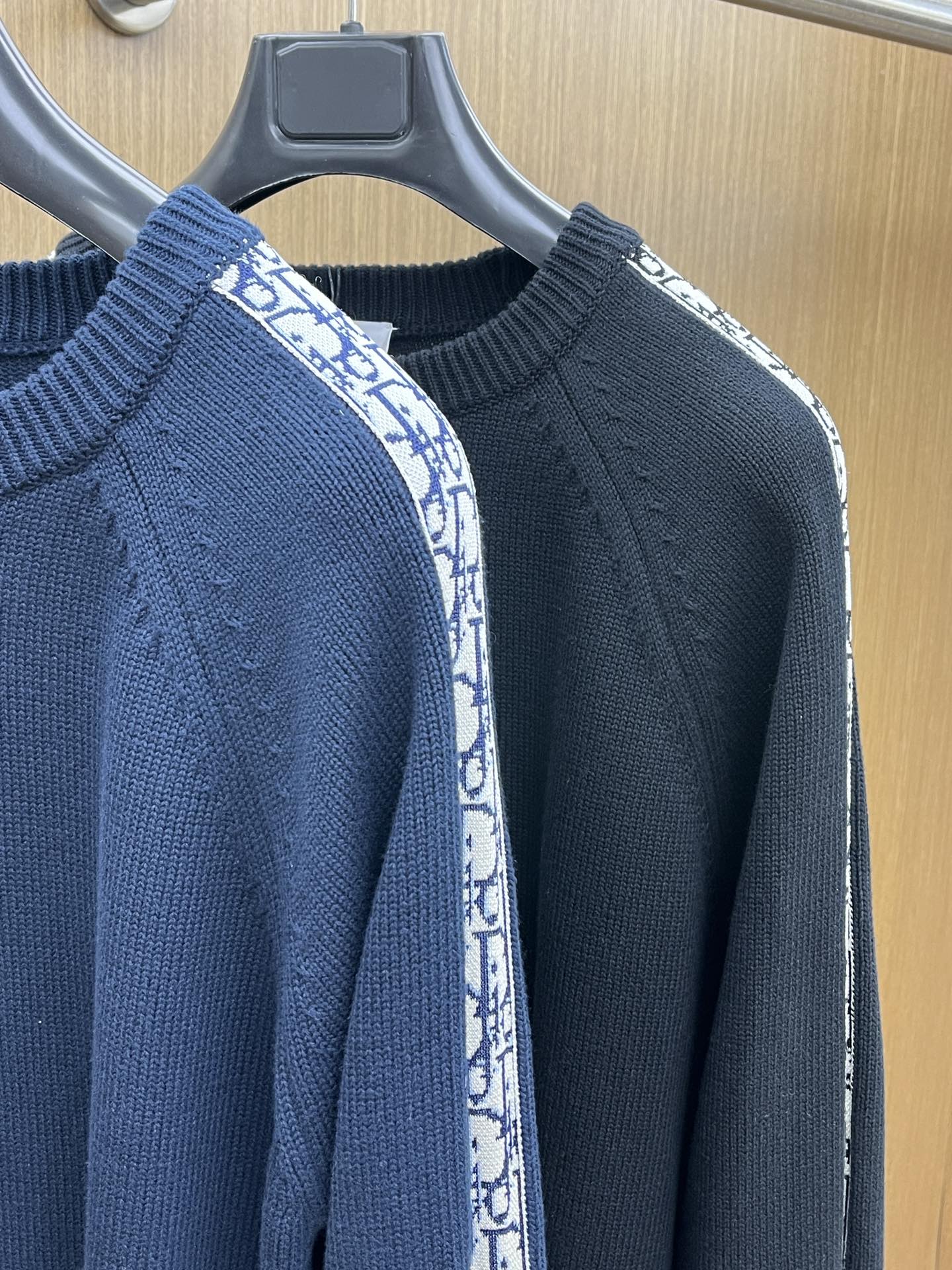 Dior迪奥秋冬经典男士针织长袖拼接圆领套头毛衣这款针织衫向经典图案致敬。采用棉质平纹针织面料精心制作，