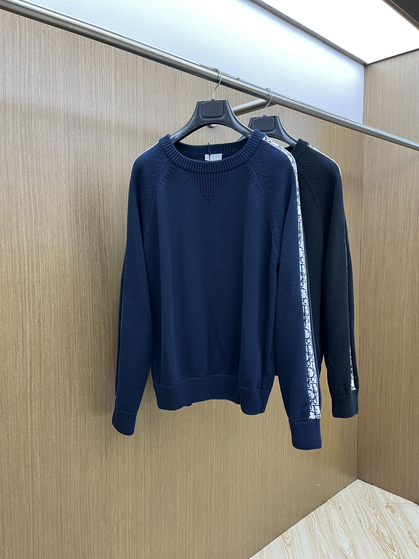 Dior迪奥秋冬经典男士针织长袖拼接圆领套头毛衣这款针织衫向经典图案致敬。采用棉质平纹针织面料精心制作，