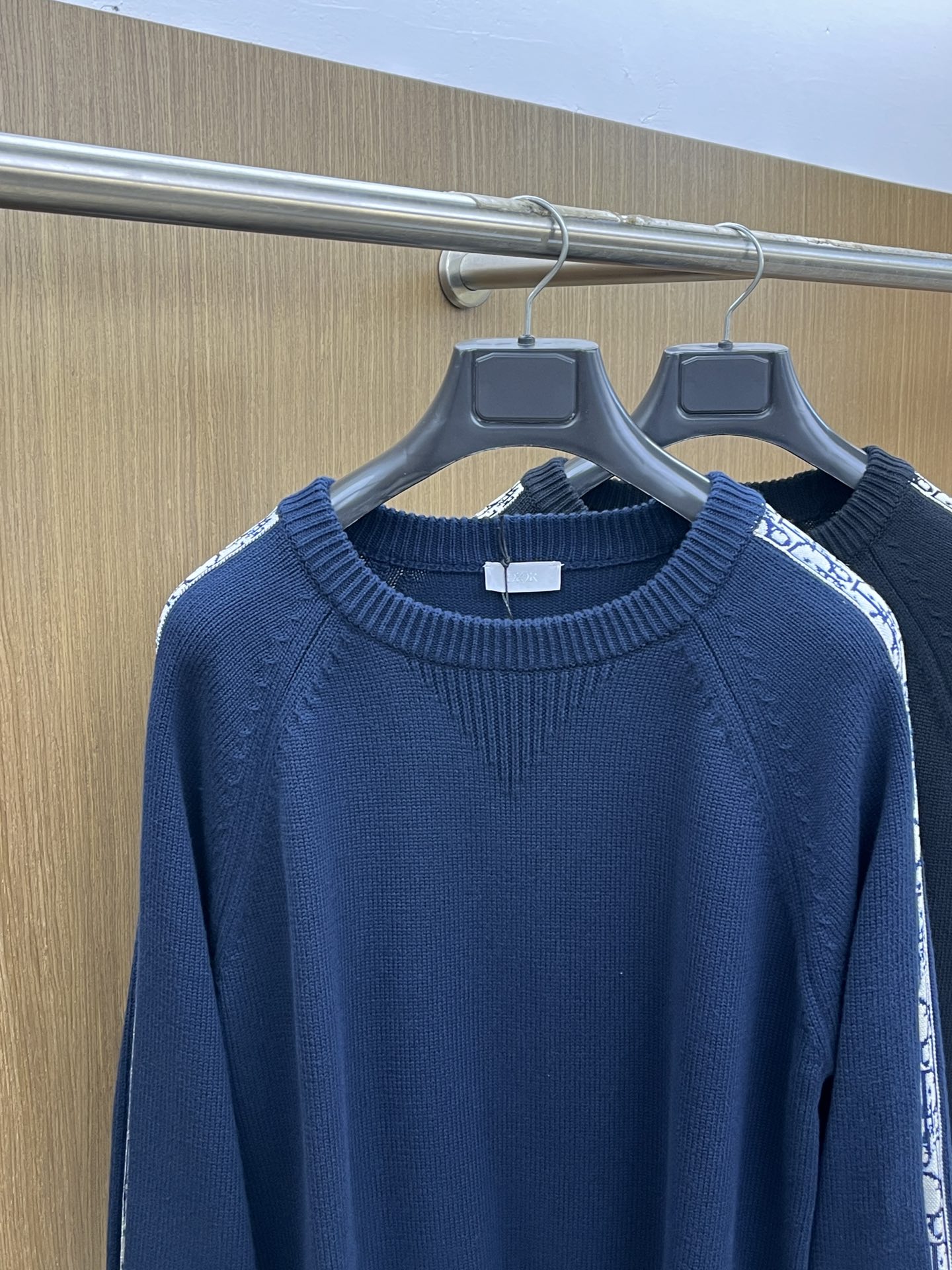 Dior迪奥秋冬经典男士针织长袖拼接圆领套头毛衣这款针织衫向经典图案致敬。采用棉质平纹针织面料精心制作，