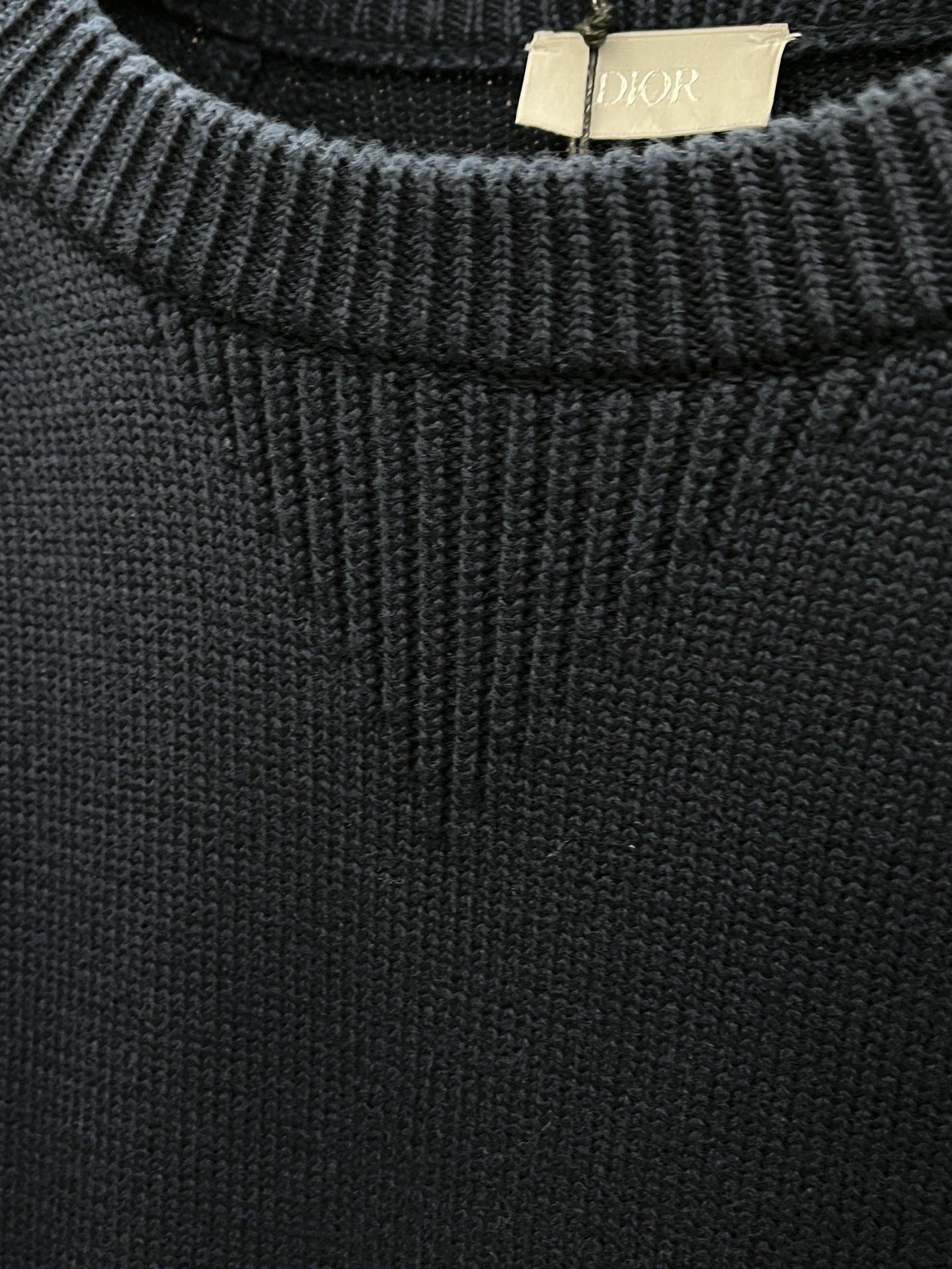 Dior迪奥秋冬经典男士针织长袖拼接圆领套头毛衣这款针织衫向经典图案致敬。采用棉质平纹针织面料精心制作，