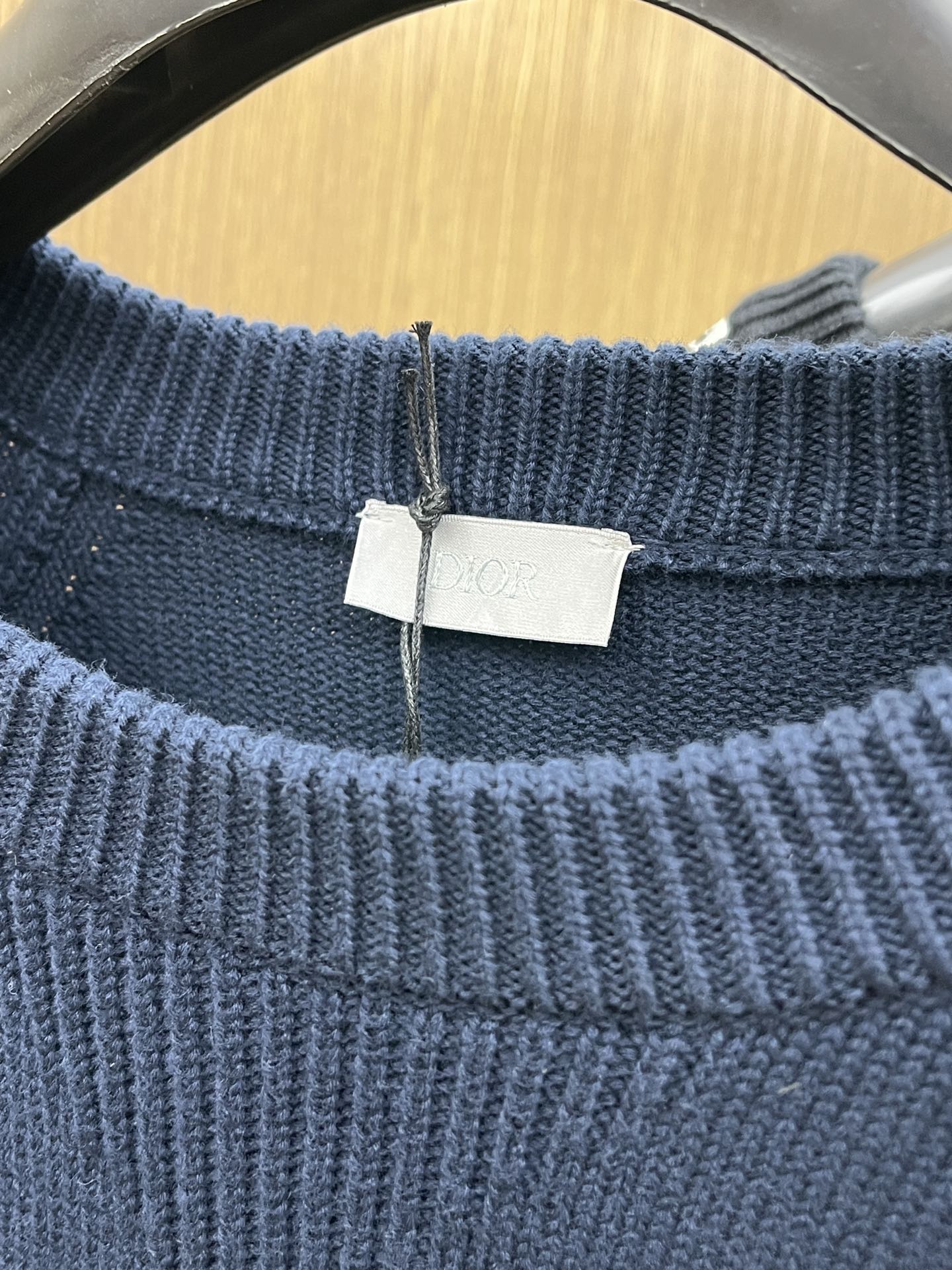 Dior迪奥秋冬经典男士针织长袖拼接圆领套头毛衣这款针织衫向经典图案致敬。采用棉质平纹针织面料精心制作，