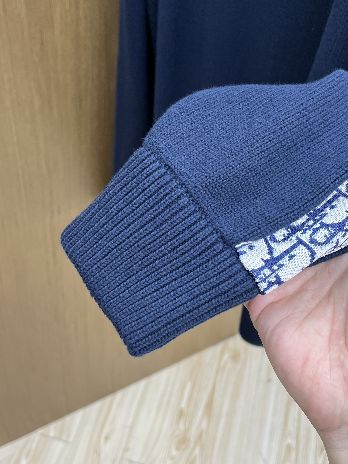 Dior迪奥秋冬经典男士针织长袖拼接圆领套头毛衣这款针织衫向经典图案致敬。采用棉质平纹针织面料精心制作，