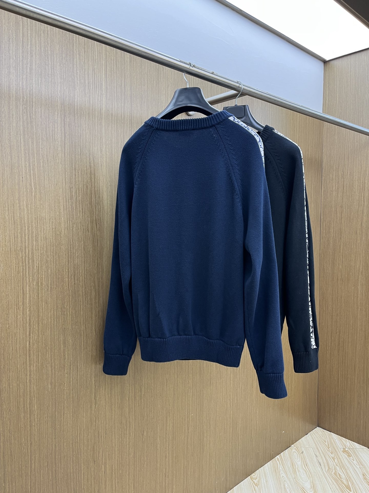 Dior迪奥秋冬经典男士针织长袖拼接圆领套头毛衣这款针织衫向经典图案致敬。采用棉质平纹针织面料精心制作，