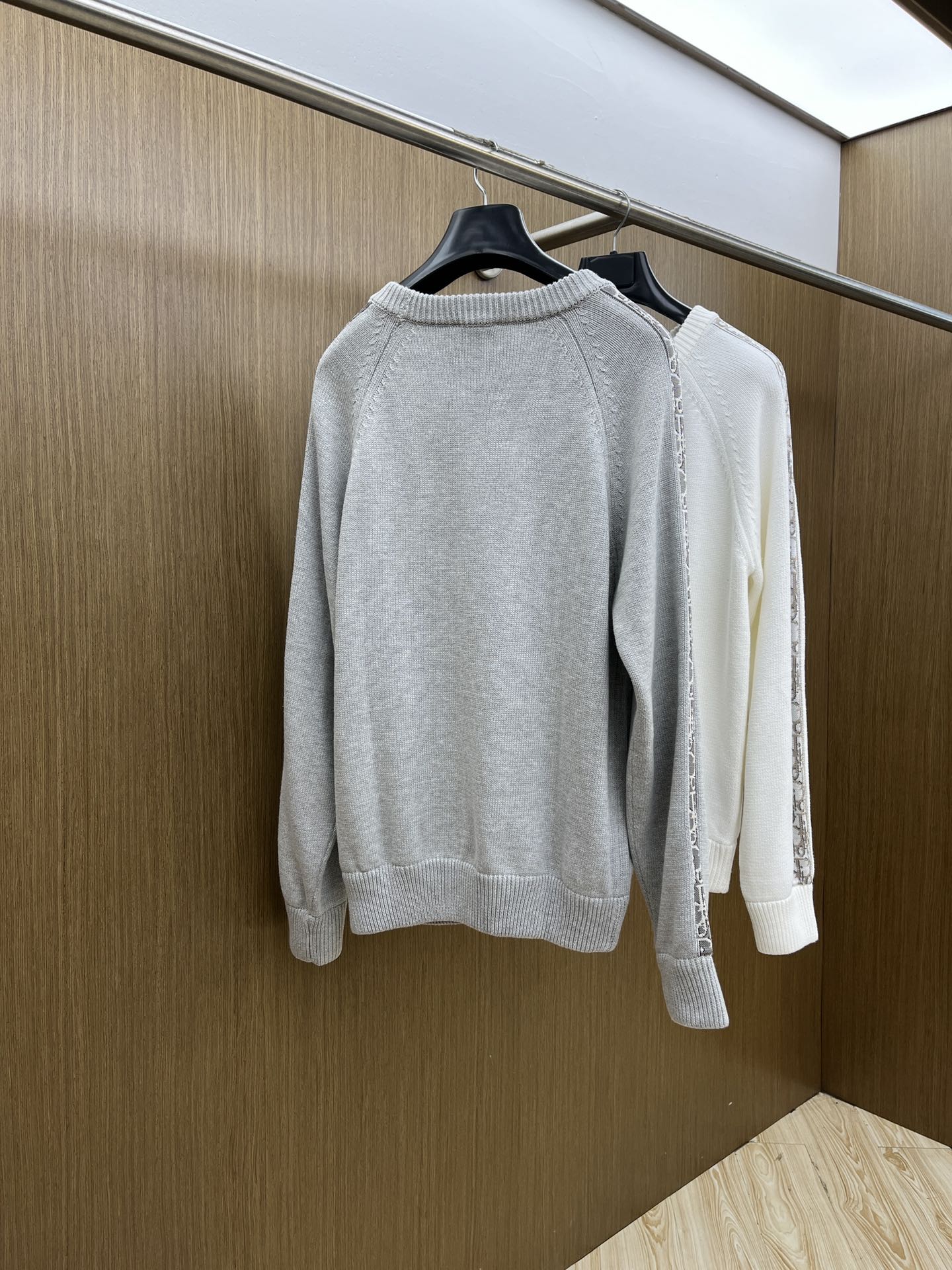 Dior迪奥秋冬经典男士针织长袖拼接圆领套头毛衣这款针织衫向经典图案致敬。采用棉质平纹针织面料精心制作，