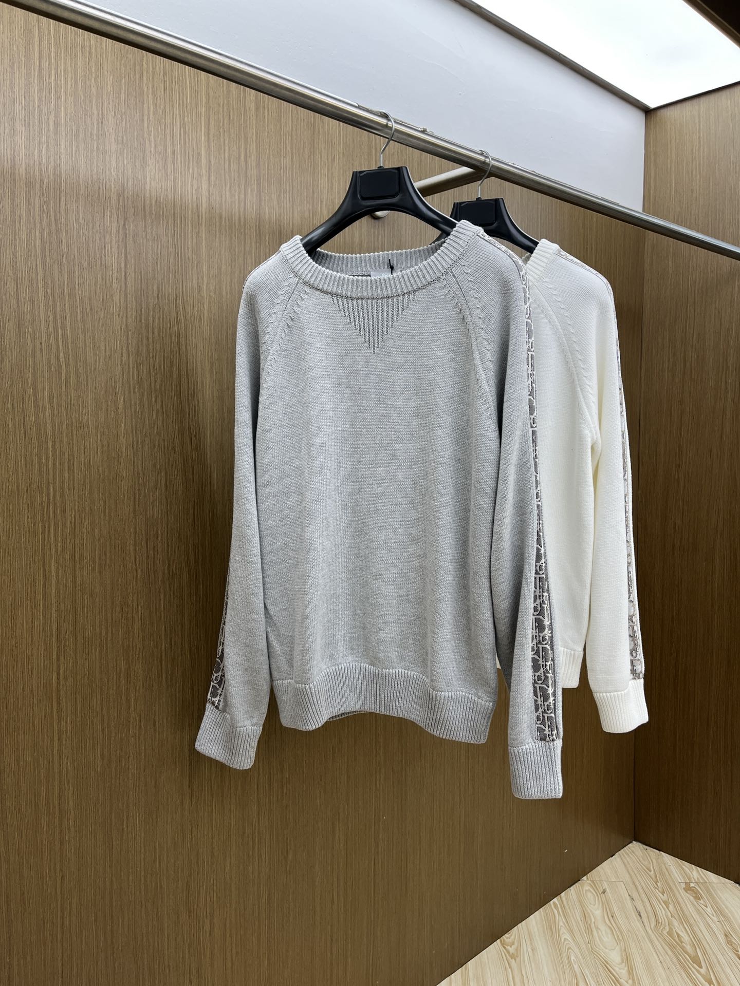 Dior迪奥秋冬经典男士针织长袖拼接圆领套头毛衣这款针织衫向经典图案致敬。采用棉质平纹针织面料精心制作，