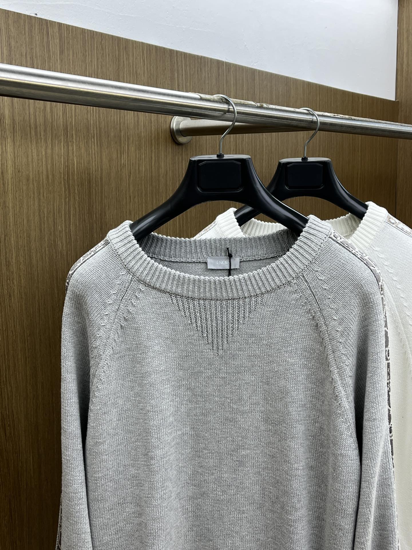 Dior迪奥秋冬经典男士针织长袖拼接圆领套头毛衣这款针织衫向经典图案致敬。采用棉质平纹针织面料精心制作，