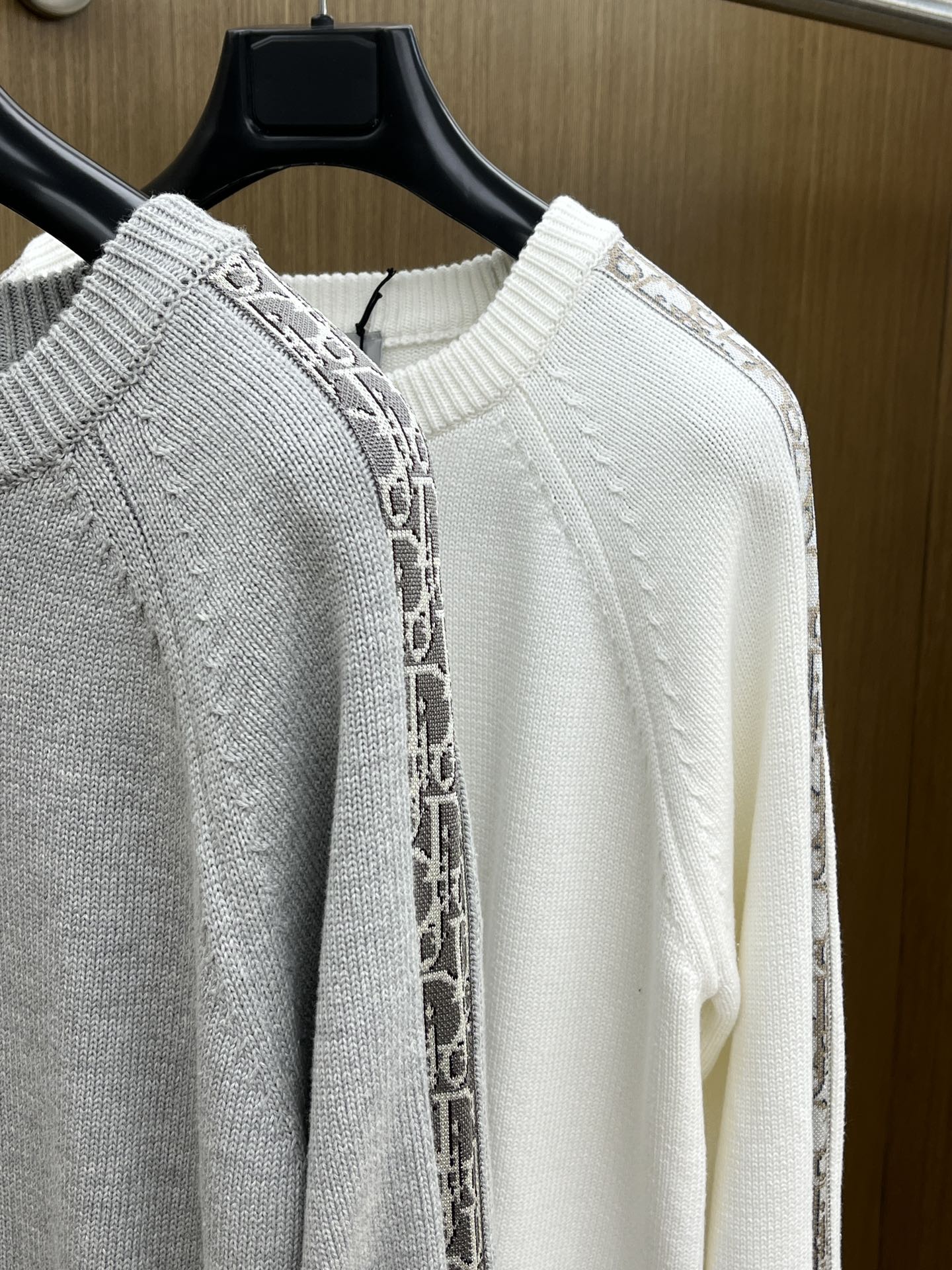 Dior迪奥秋冬经典男士针织长袖拼接圆领套头毛衣这款针织衫向经典图案致敬。采用棉质平纹针织面料精心制作，