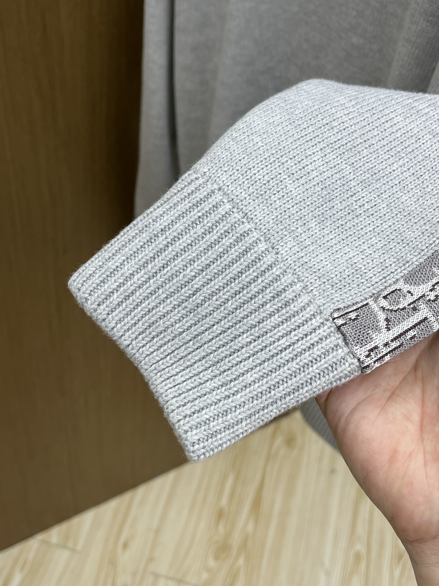 Dior迪奥秋冬经典男士针织长袖拼接圆领套头毛衣这款针织衫向经典图案致敬。采用棉质平纹针织面料精心制作，