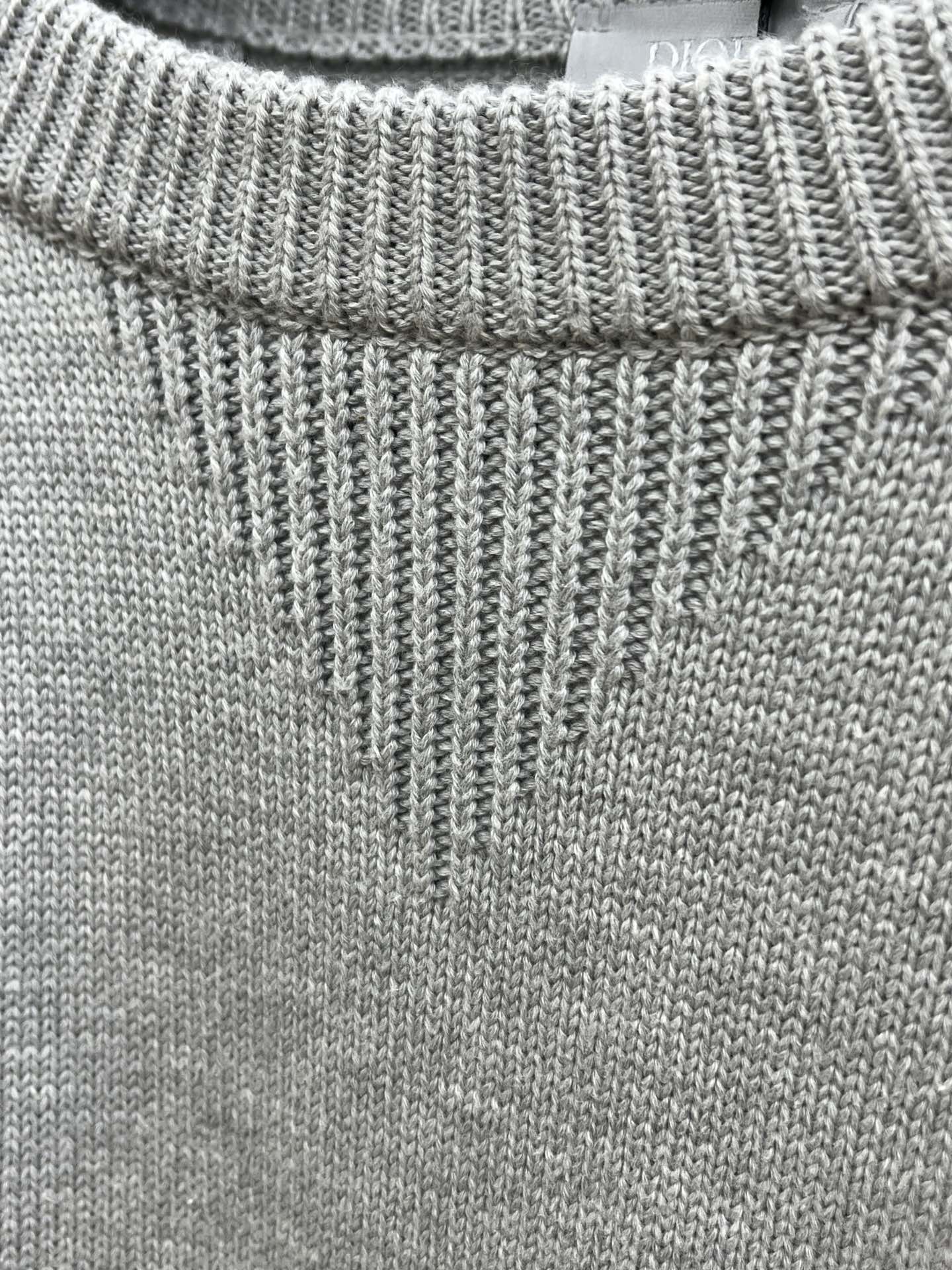 Dior迪奥秋冬经典男士针织长袖拼接圆领套头毛衣这款针织衫向经典图案致敬。采用棉质平纹针织面料精心制作，