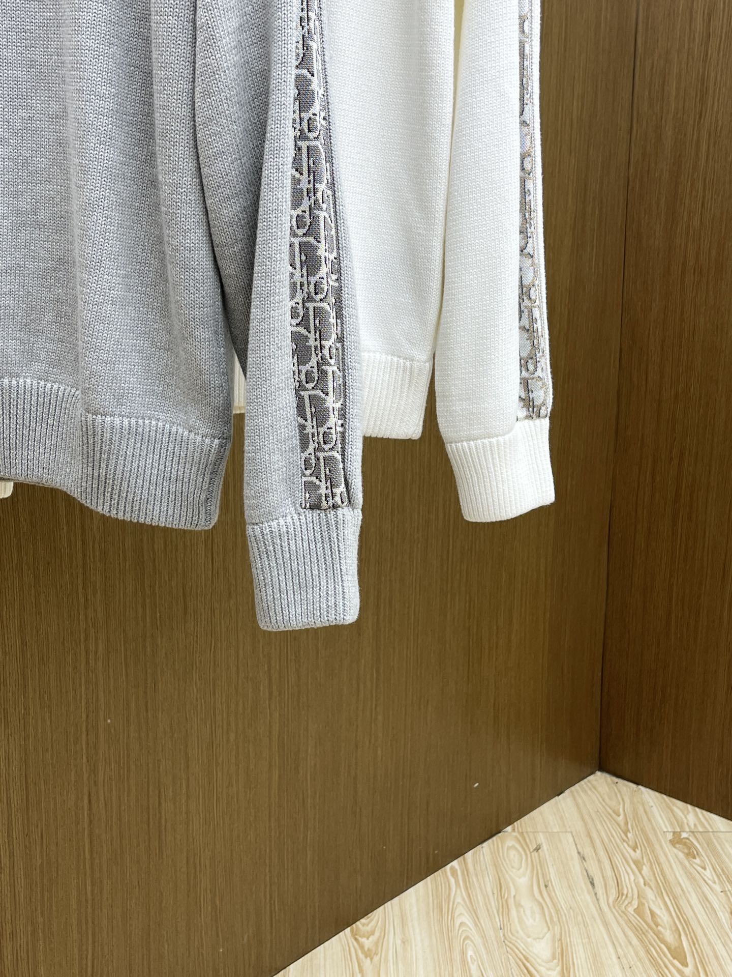 Dior迪奥秋冬经典男士针织长袖拼接圆领套头毛衣这款针织衫向经典图案致敬。采用棉质平纹针织面料精心制作，