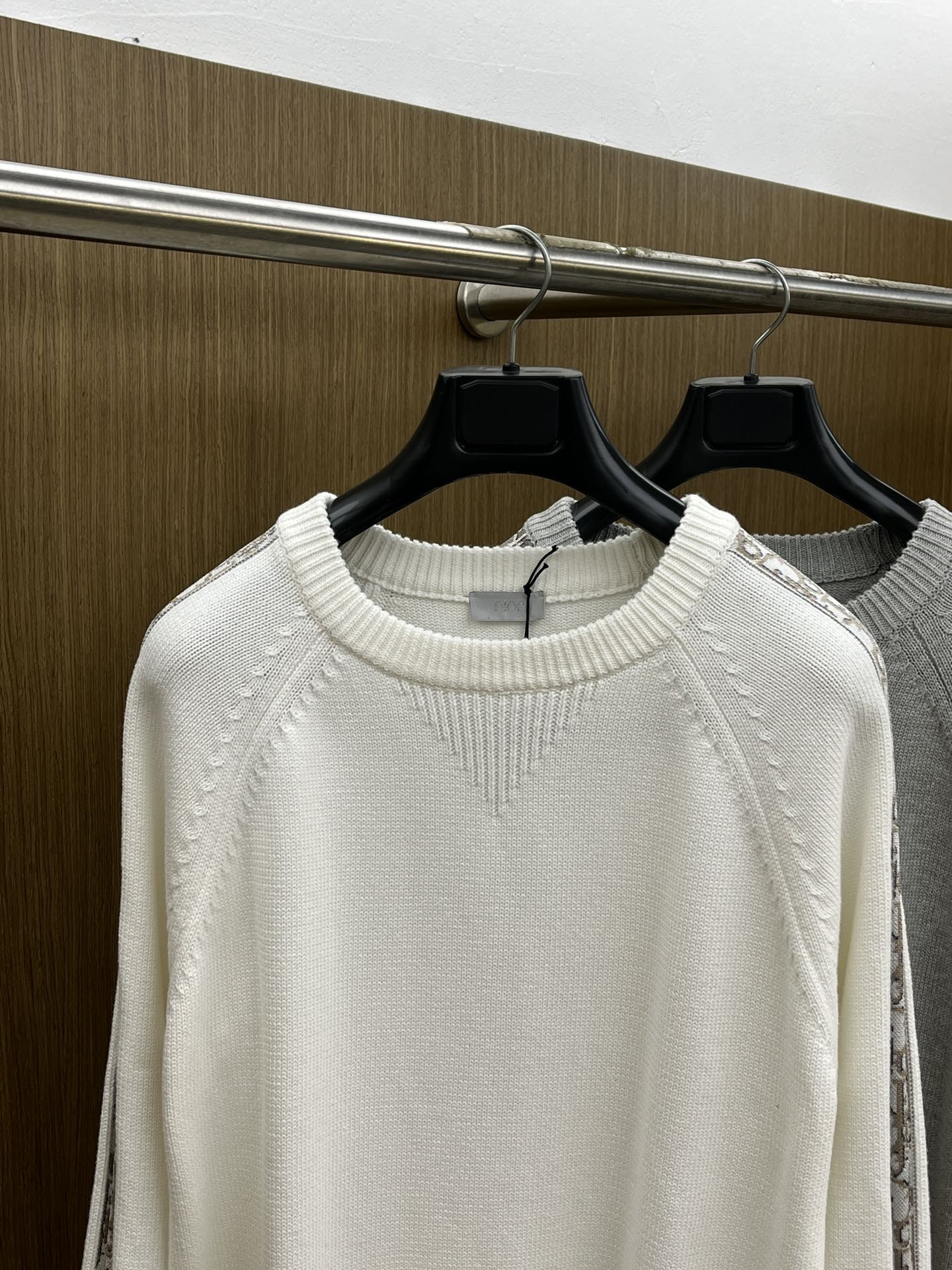 Dior迪奥秋冬经典男士针织长袖拼接圆领套头毛衣这款针织衫向经典图案致敬。采用棉质平纹针织面料精心制作，