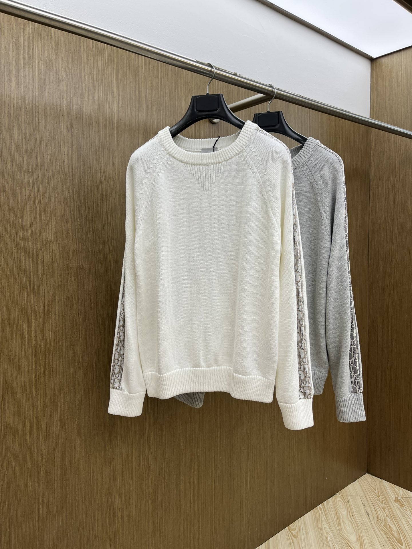 NO:530040,Dior Autumn and Winter Classic Men's Knit Long Sleeve Spliced ​​Round Neck Pullover Sweater This sweater pays tribute to the classic pattern. It is carefully crafted from cotton jersey fabric, with sleeves decorated with Oblique printed strip details for a contrasting effect. GZ is elegant and distinctive and can be matched with jeans. Color Black White Blue Gray Size S-XXL,,dior,dior,jeans,sweaters,alexander wang19860909Dior迪奥秋冬经典男士针织长袖拼接圆领套头毛衣 这款针织衫向经典图案致敬.采用棉质平纹针织面料精心制作,衣袖饰以桑蚕丝 Oblique 印花条形细节,打造对比鲜明的效果.gz优雅而富有特色,可搭配牛仔裤. 颜色黑色 白色 蓝色 灰色 尺码S-XXL,,dior,dior,jeans,sweaters,alexander wang,Men's clothing