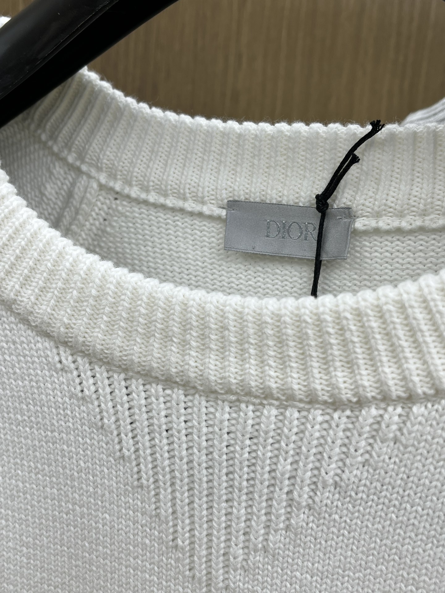 Dior迪奥秋冬经典男士针织长袖拼接圆领套头毛衣这款针织衫向经典图案致敬。采用棉质平纹针织面料精心制作，