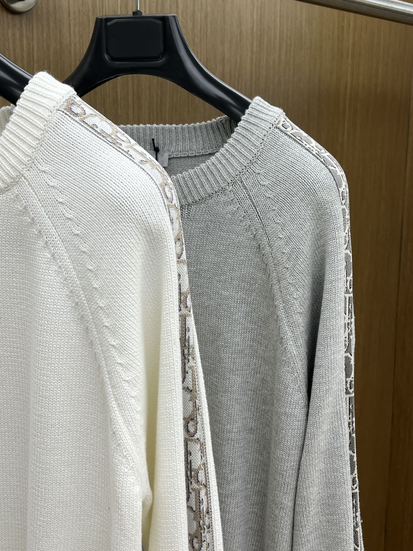 Dior迪奥秋冬经典男士针织长袖拼接圆领套头毛衣这款针织衫向经典图案致敬。采用棉质平纹针织面料精心制作，