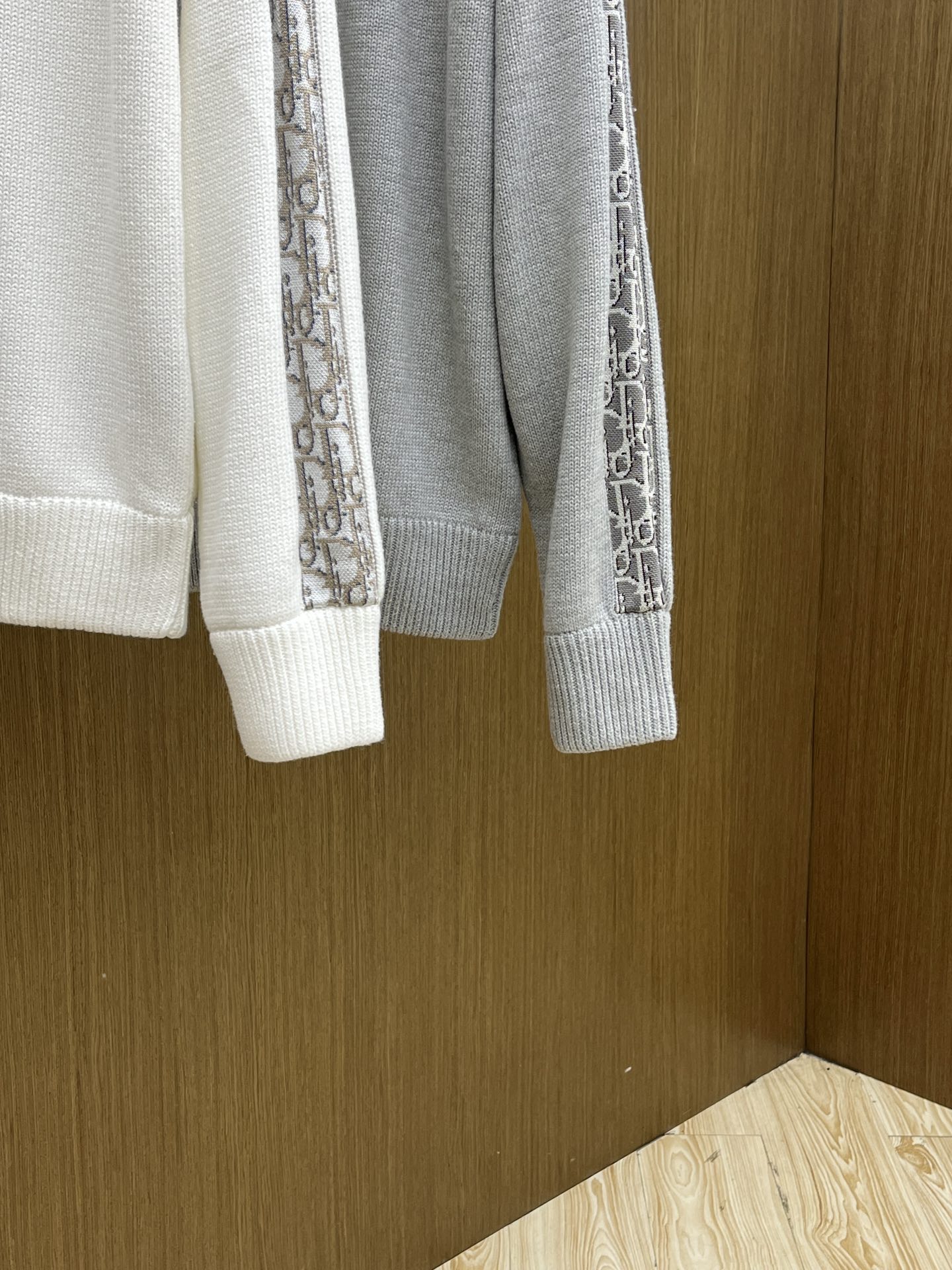 Dior迪奥秋冬经典男士针织长袖拼接圆领套头毛衣这款针织衫向经典图案致敬。采用棉质平纹针织面料精心制作，