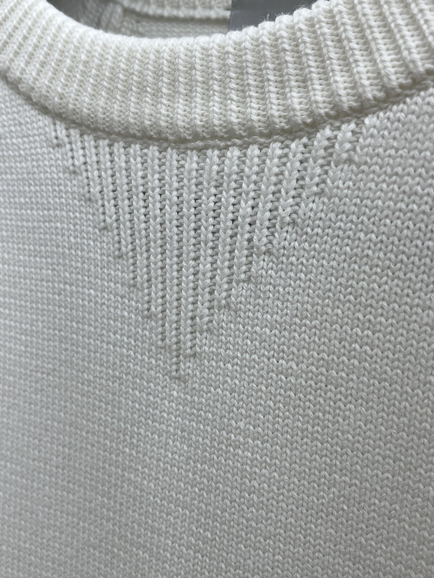 Dior迪奥秋冬经典男士针织长袖拼接圆领套头毛衣这款针织衫向经典图案致敬。采用棉质平纹针织面料精心制作，