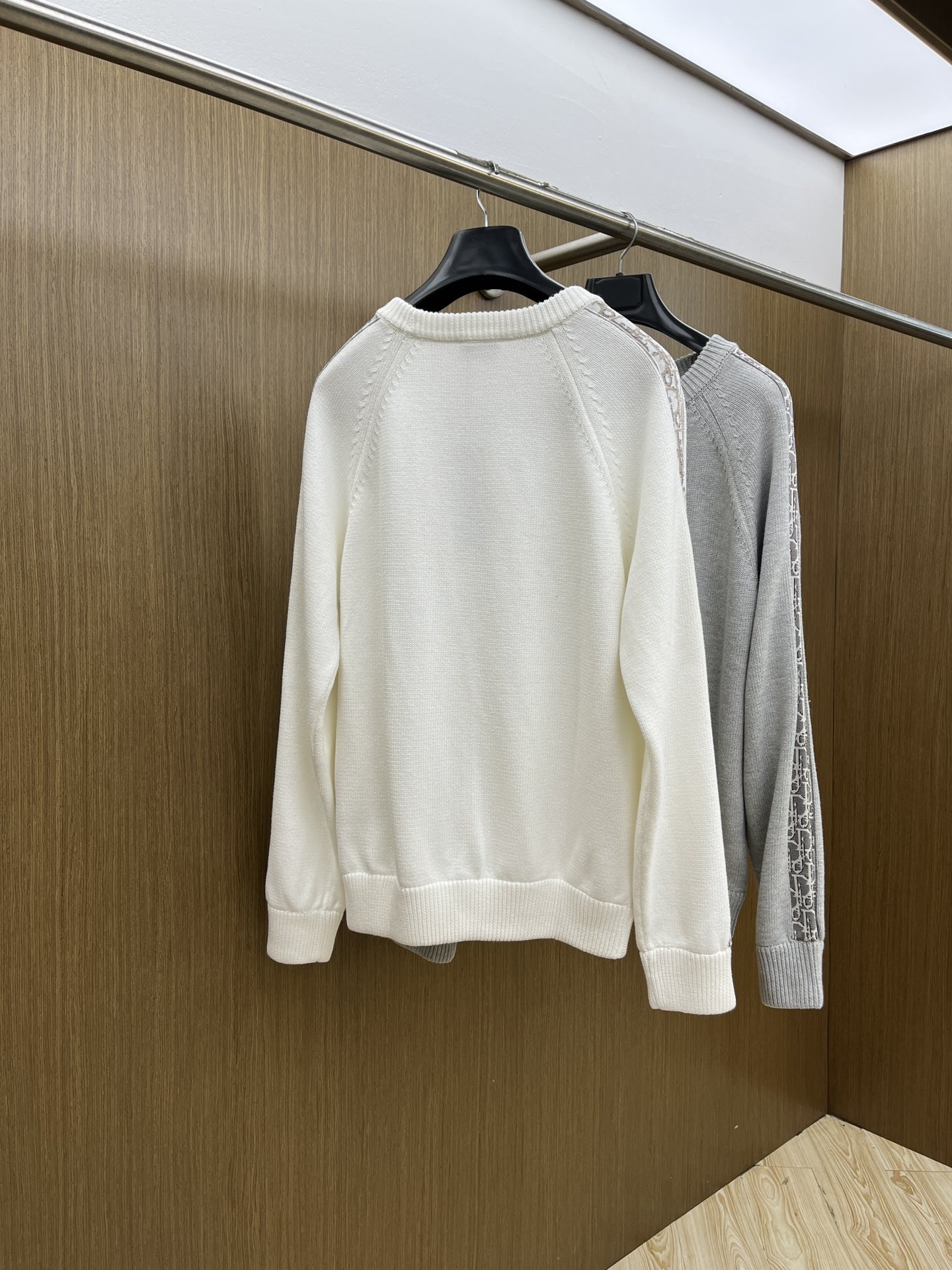 Dior迪奥秋冬经典男士针织长袖拼接圆领套头毛衣这款针织衫向经典图案致敬。采用棉质平纹针织面料精心制作，