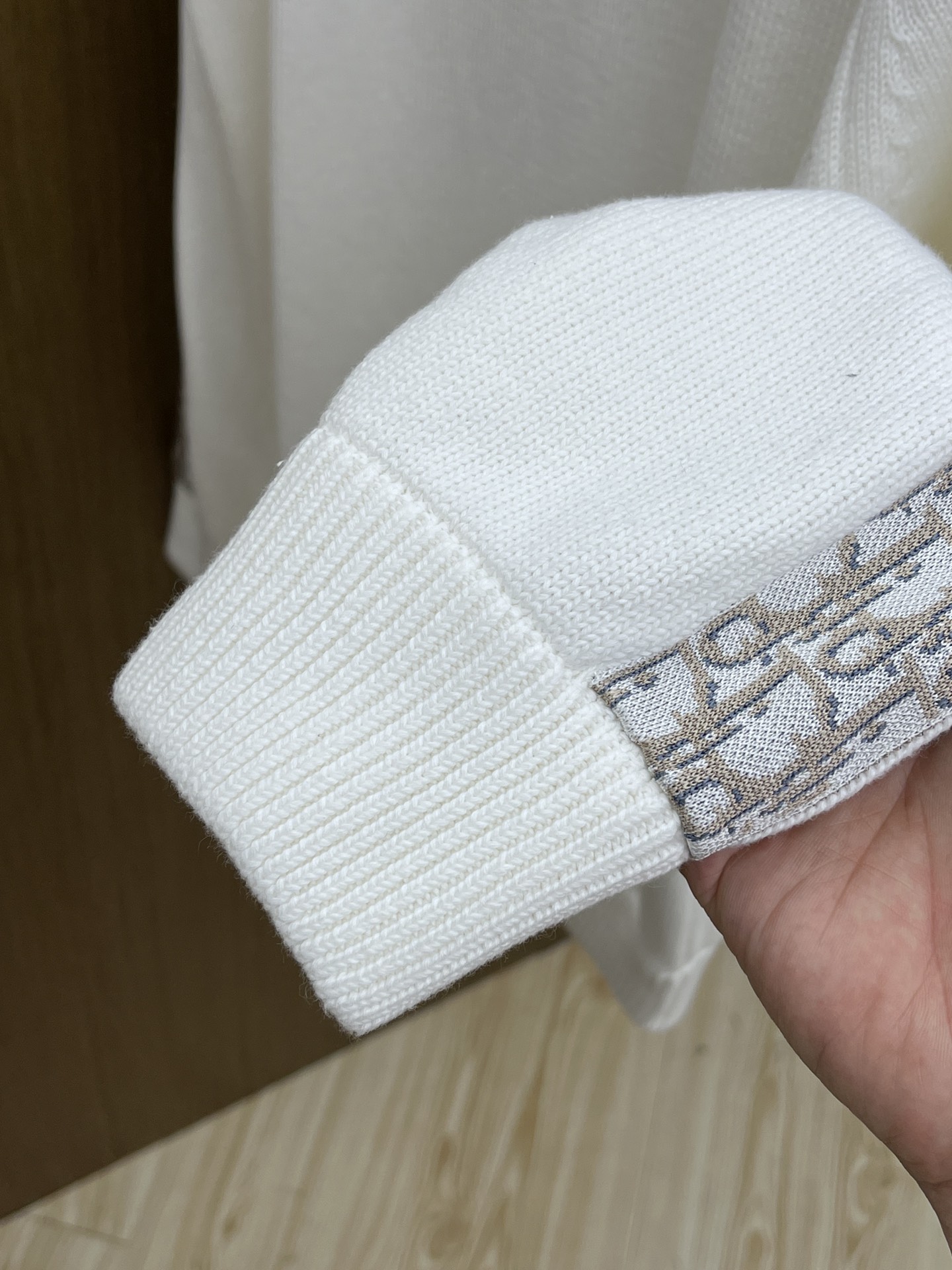 Dior迪奥秋冬经典男士针织长袖拼接圆领套头毛衣这款针织衫向经典图案致敬。采用棉质平纹针织面料精心制作，