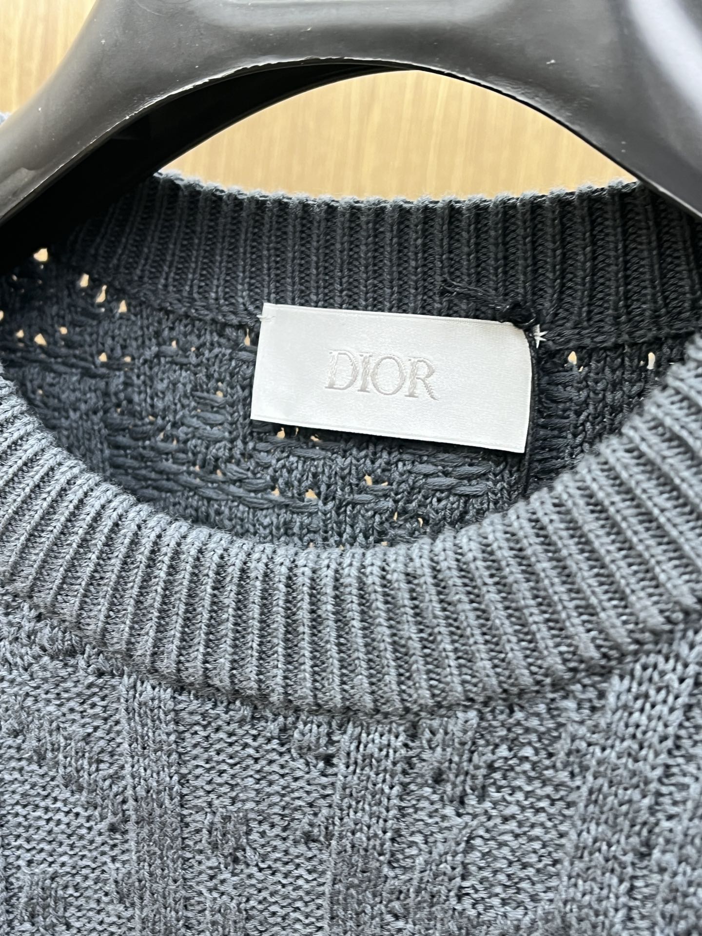 Dior迪奥这款针织衫，真的太戳人啦！高级感满满的灰调，衣身布满精致纹路，是品牌标志性的设计元素，细节处