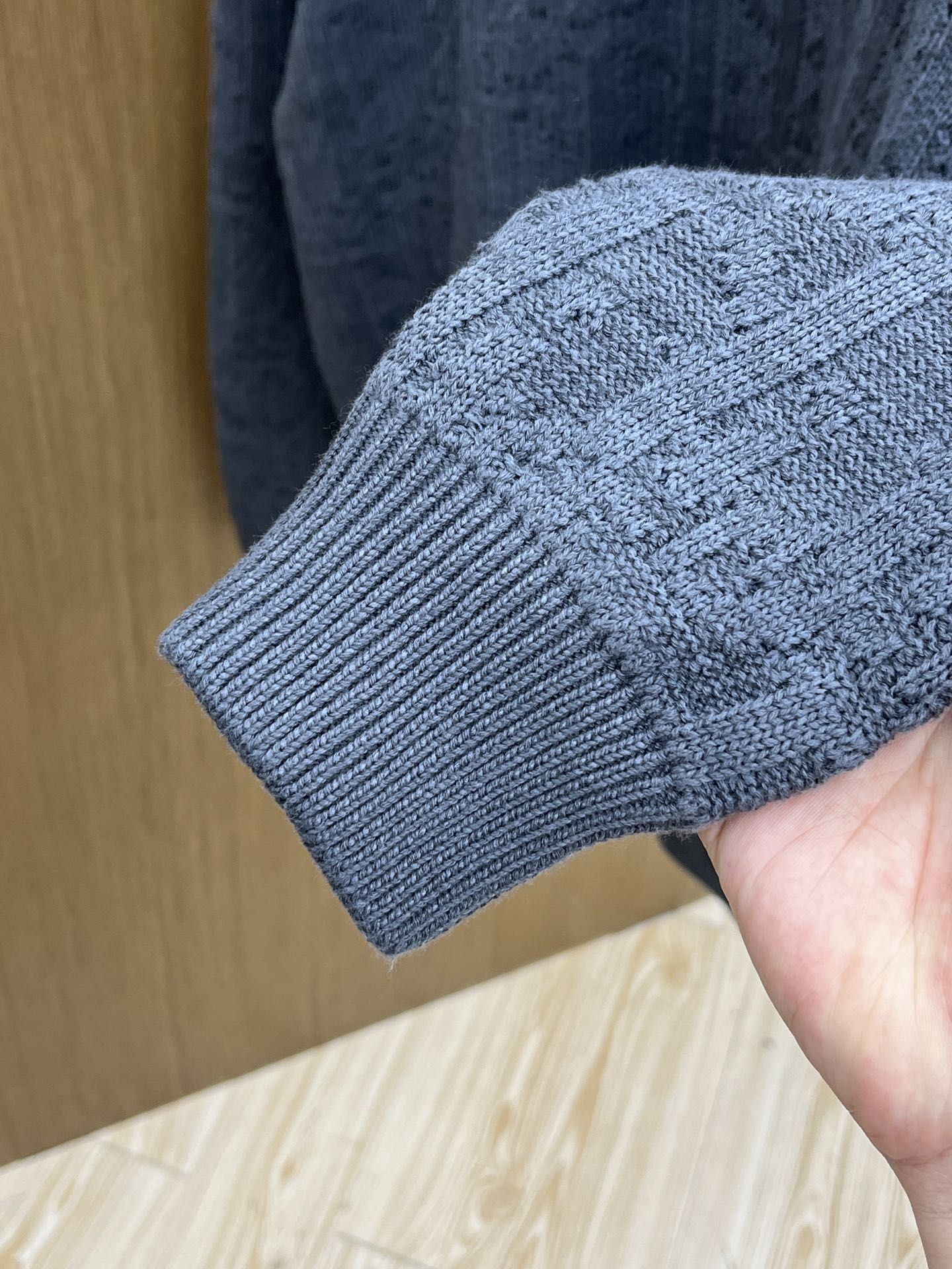 Dior迪奥这款针织衫，真的太戳人啦！高级感满满的灰调，衣身布满精致纹路，是品牌标志性的设计元素，细节处