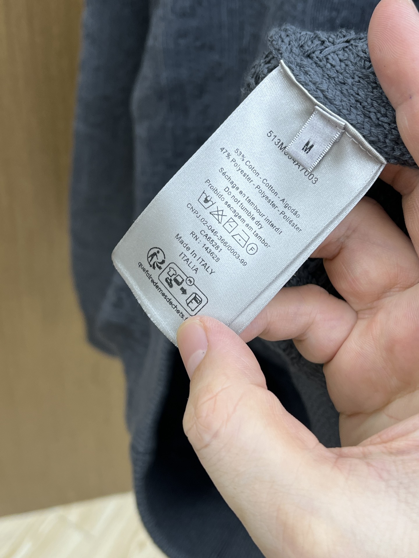 Dior迪奥这款针织衫，真的太戳人啦！高级感满满的灰调，衣身布满精致纹路，是品牌标志性的设计元素，细节处