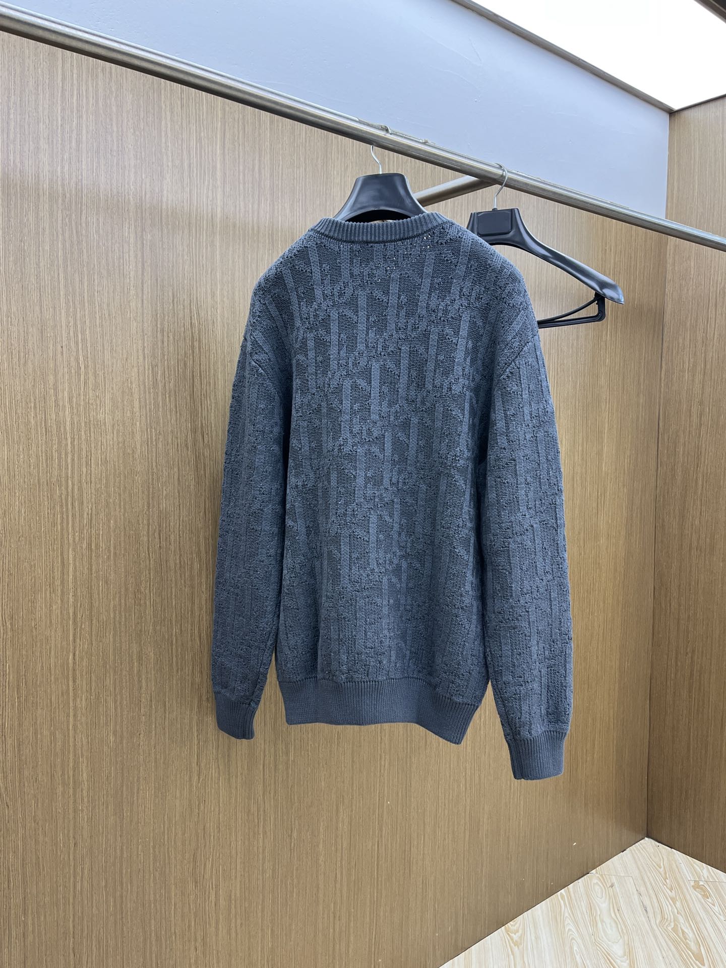 Dior迪奥这款针织衫，真的太戳人啦！高级感满满的灰调，衣身布满精致纹路，是品牌标志性的设计元素，细节处