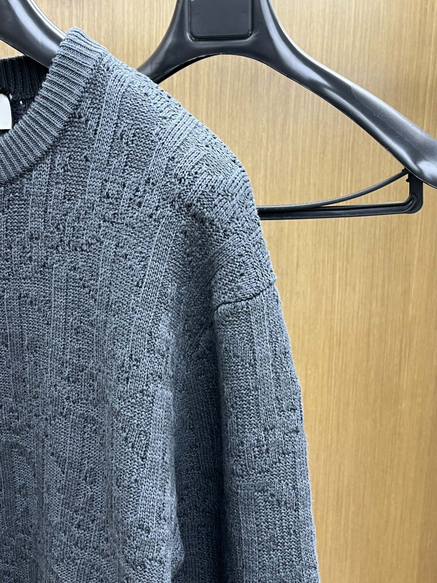 Dior迪奥这款针织衫，真的太戳人啦！高级感满满的灰调，衣身布满精致纹路，是品牌标志性的设计元素，细节处