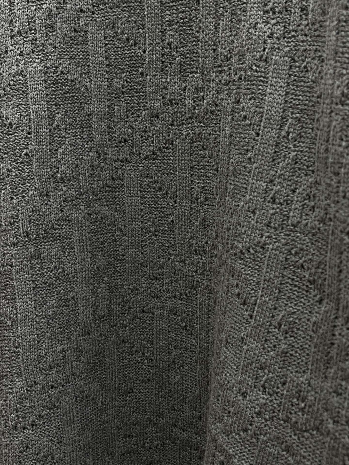 Dior迪奥这款针织衫，真的太戳人啦！高级感满满的灰调，衣身布满精致纹路，是品牌标志性的设计元素，细节处